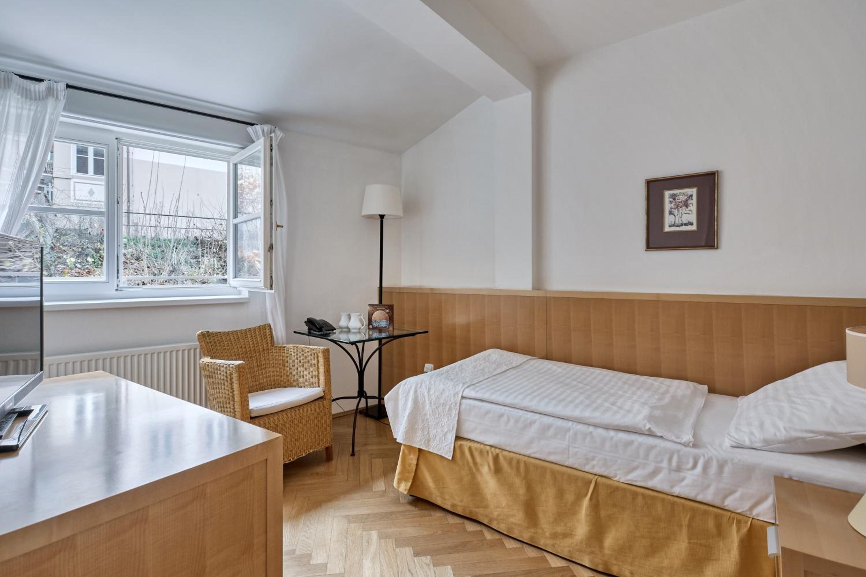 Two-Bedroom Suite - Photo 4