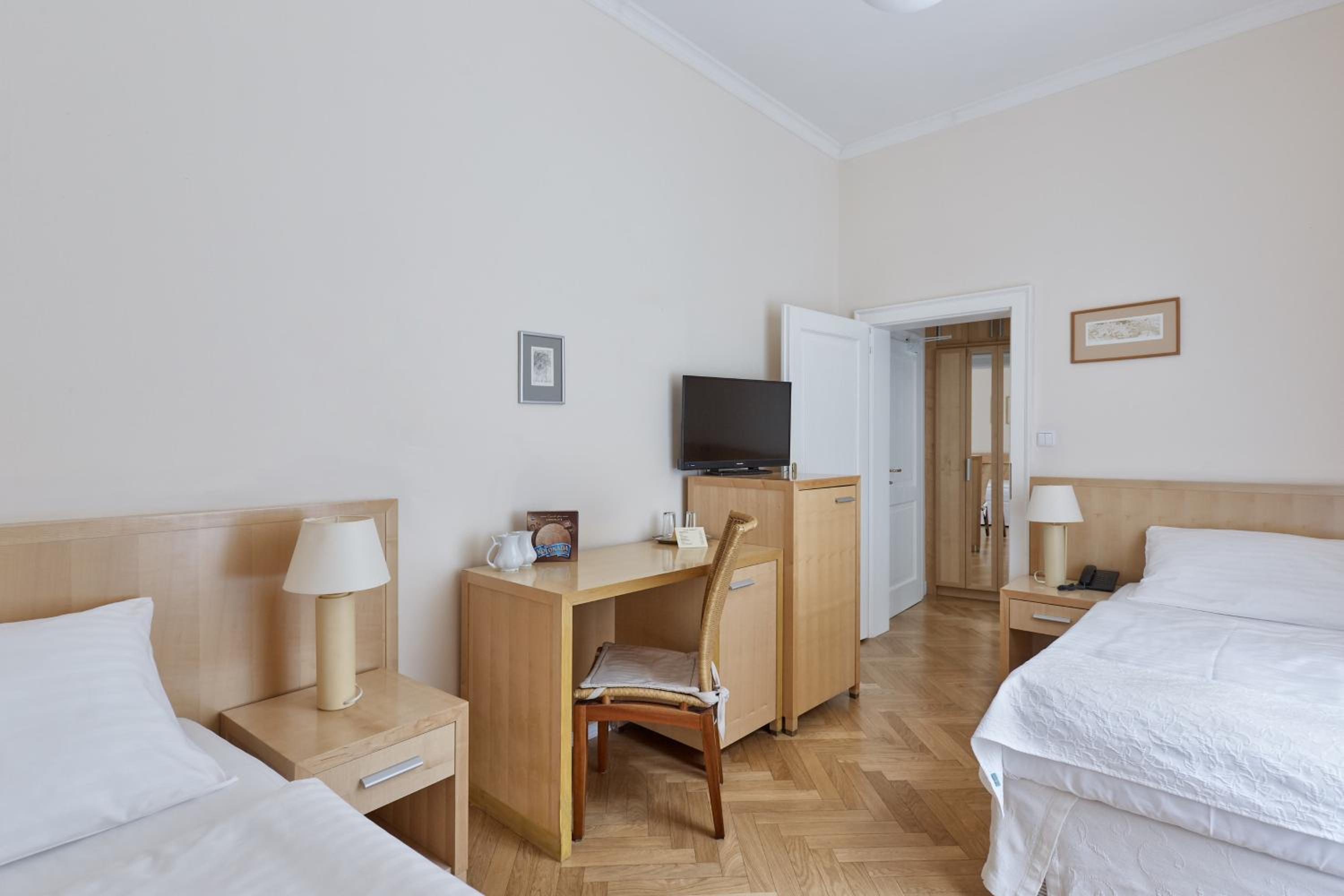 Economy Twin Room - Photo 3