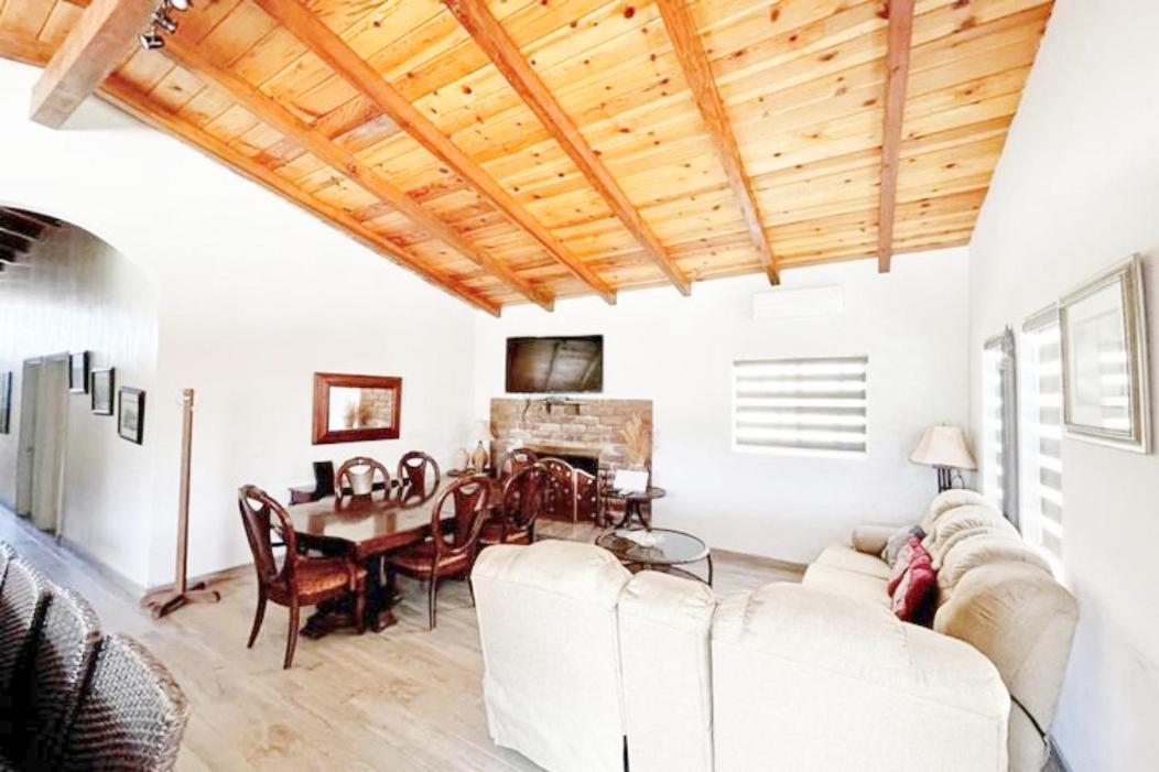 Six-Bedroom House photo 1