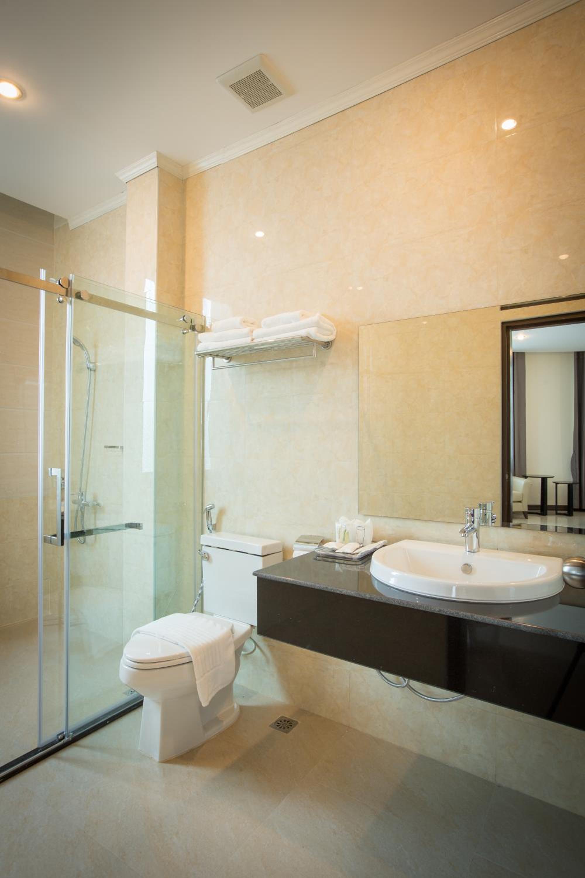 Deluxe King Room - Photo 6
