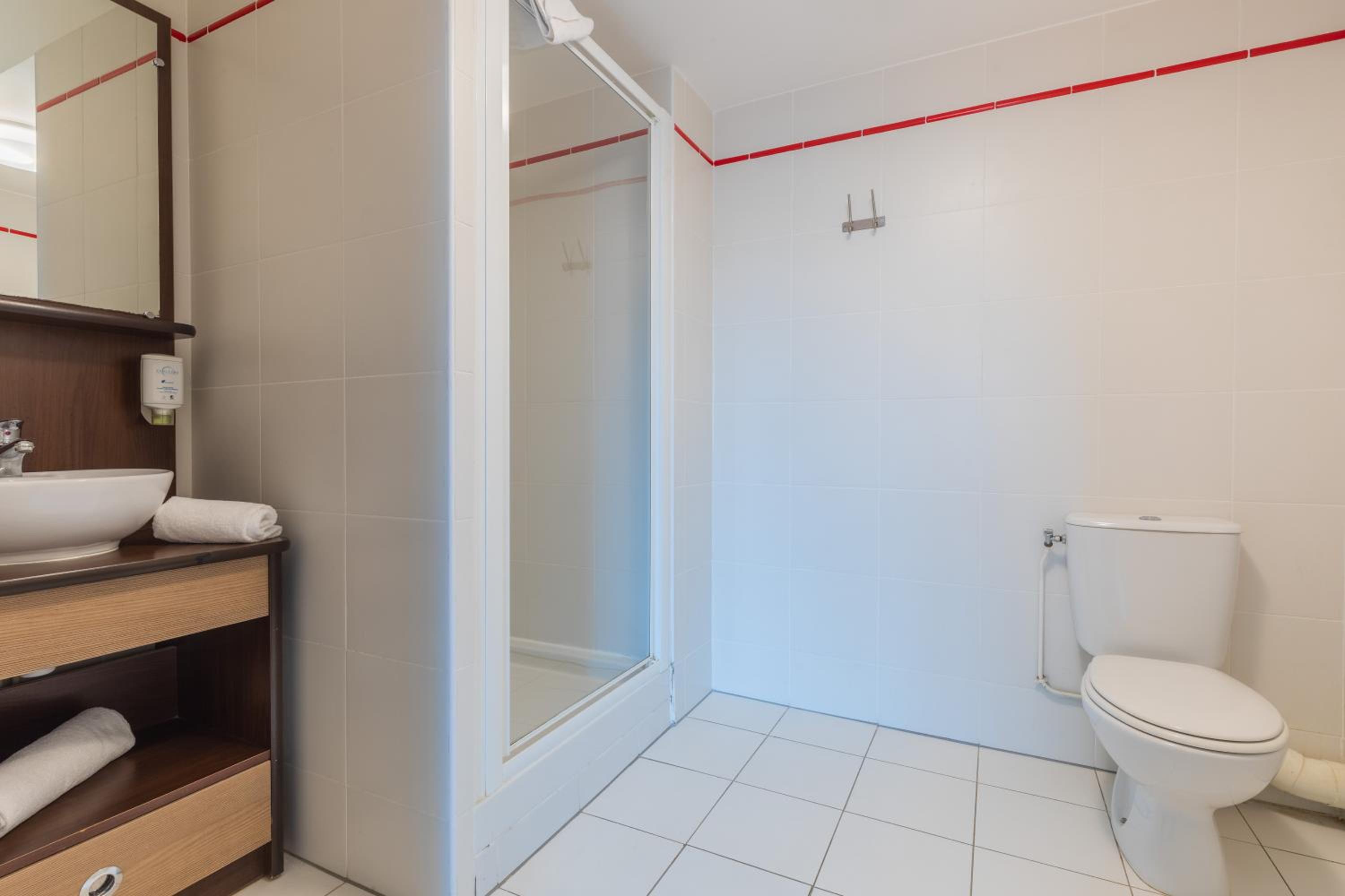 One-Bedroom Apartment - Photo 2