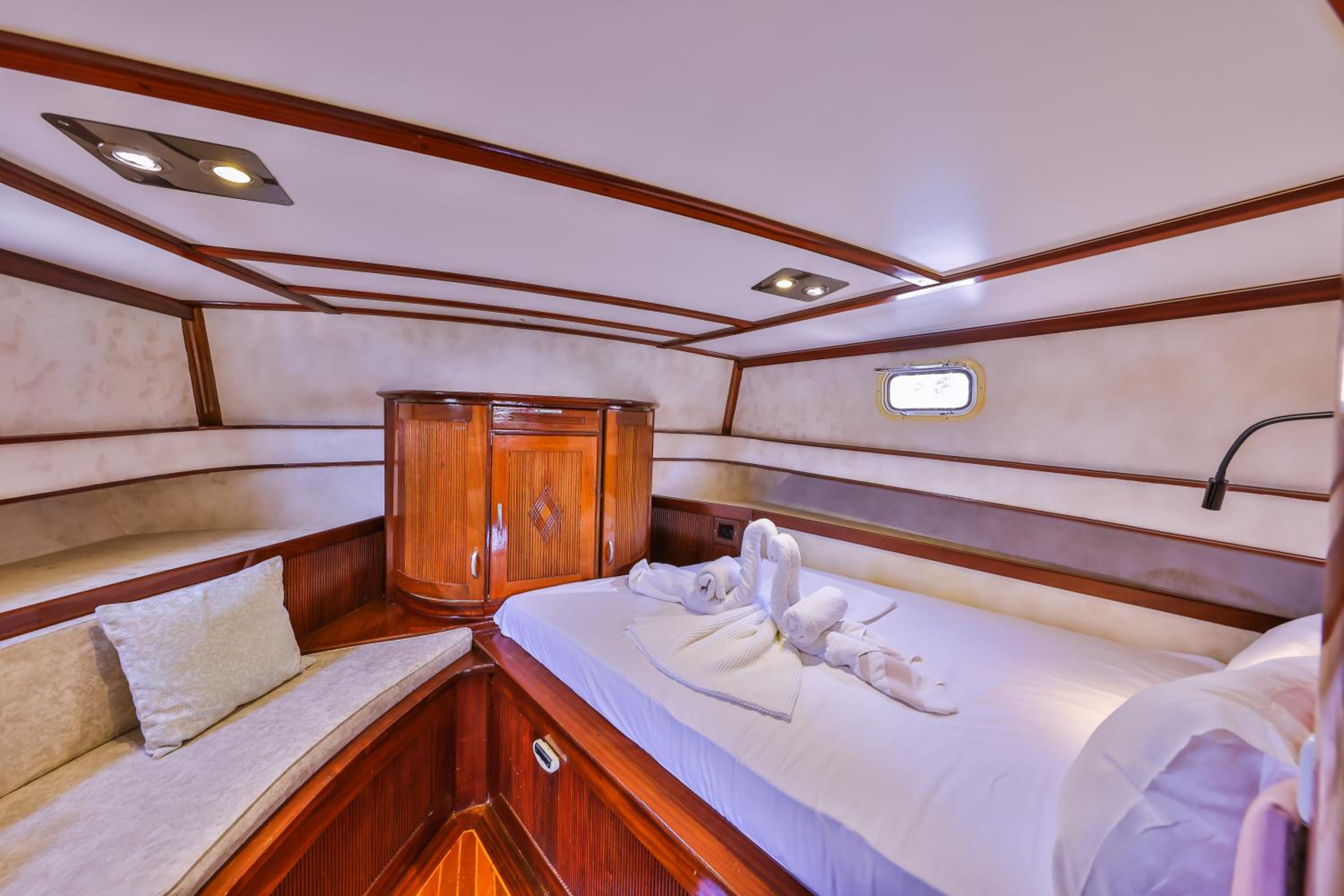 One-Cabin Boat - Photo 1