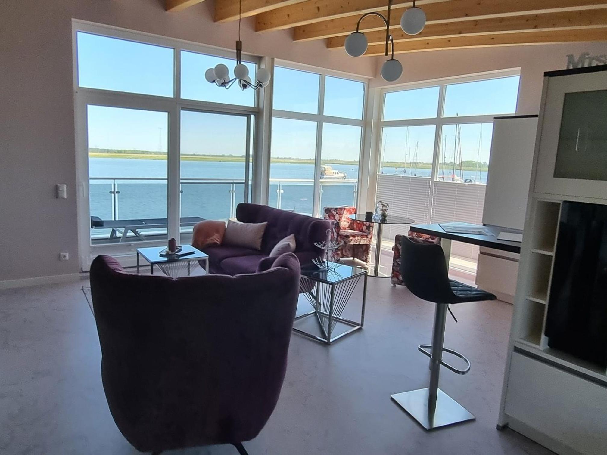 Suite with Lake View - Photo 7