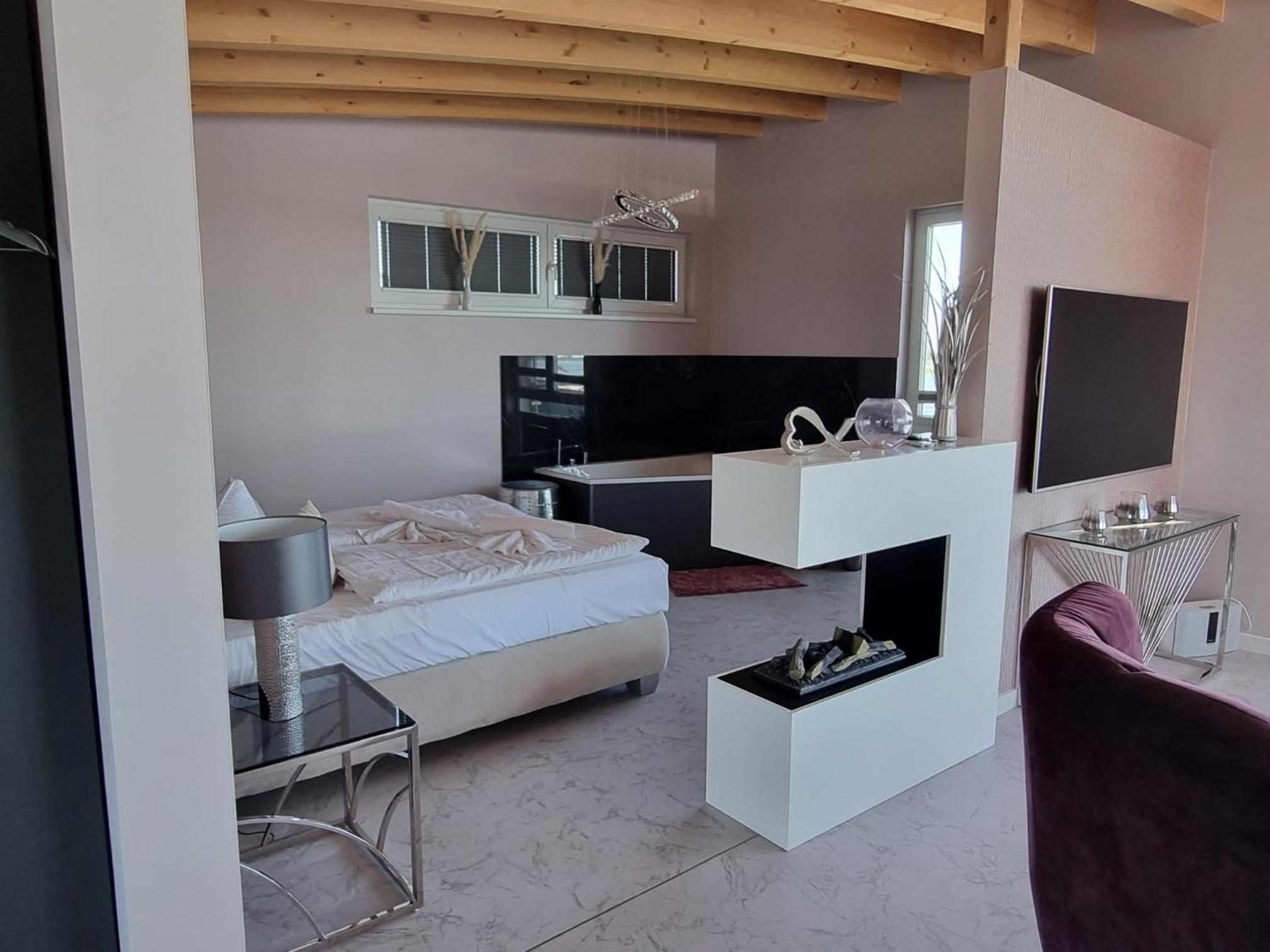 Suite with Lake View - Photo 2