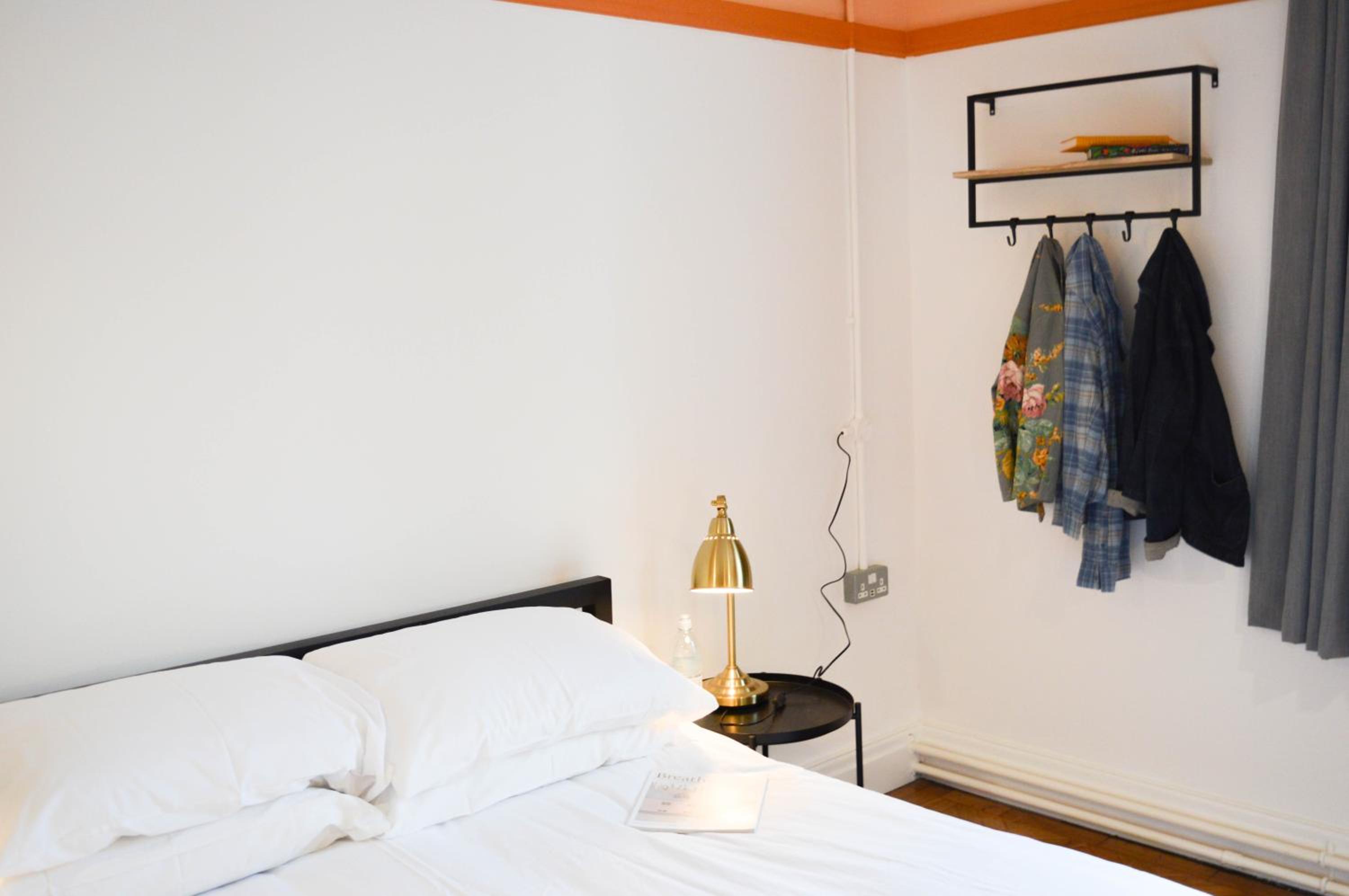 Queen Room with Shared Bathroom photo 2