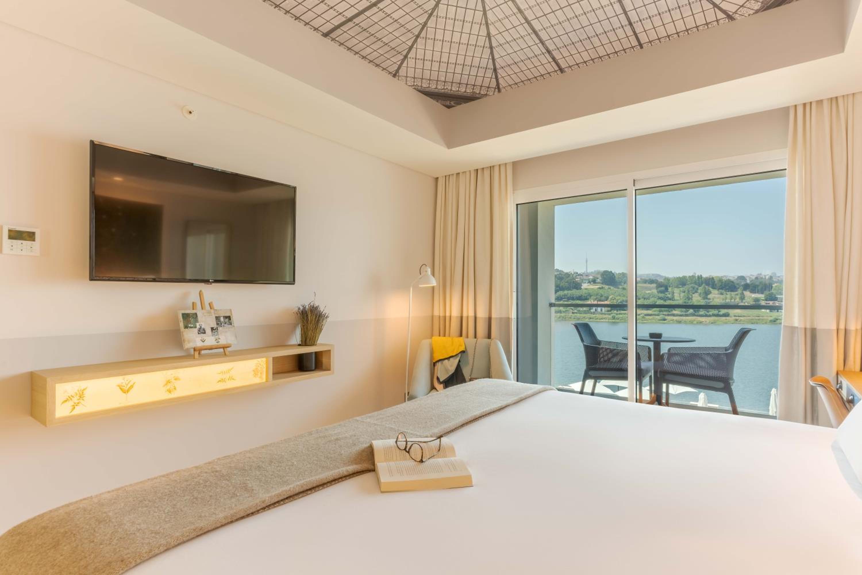 Double or Twin Room with Panoramic River View - Photo 4