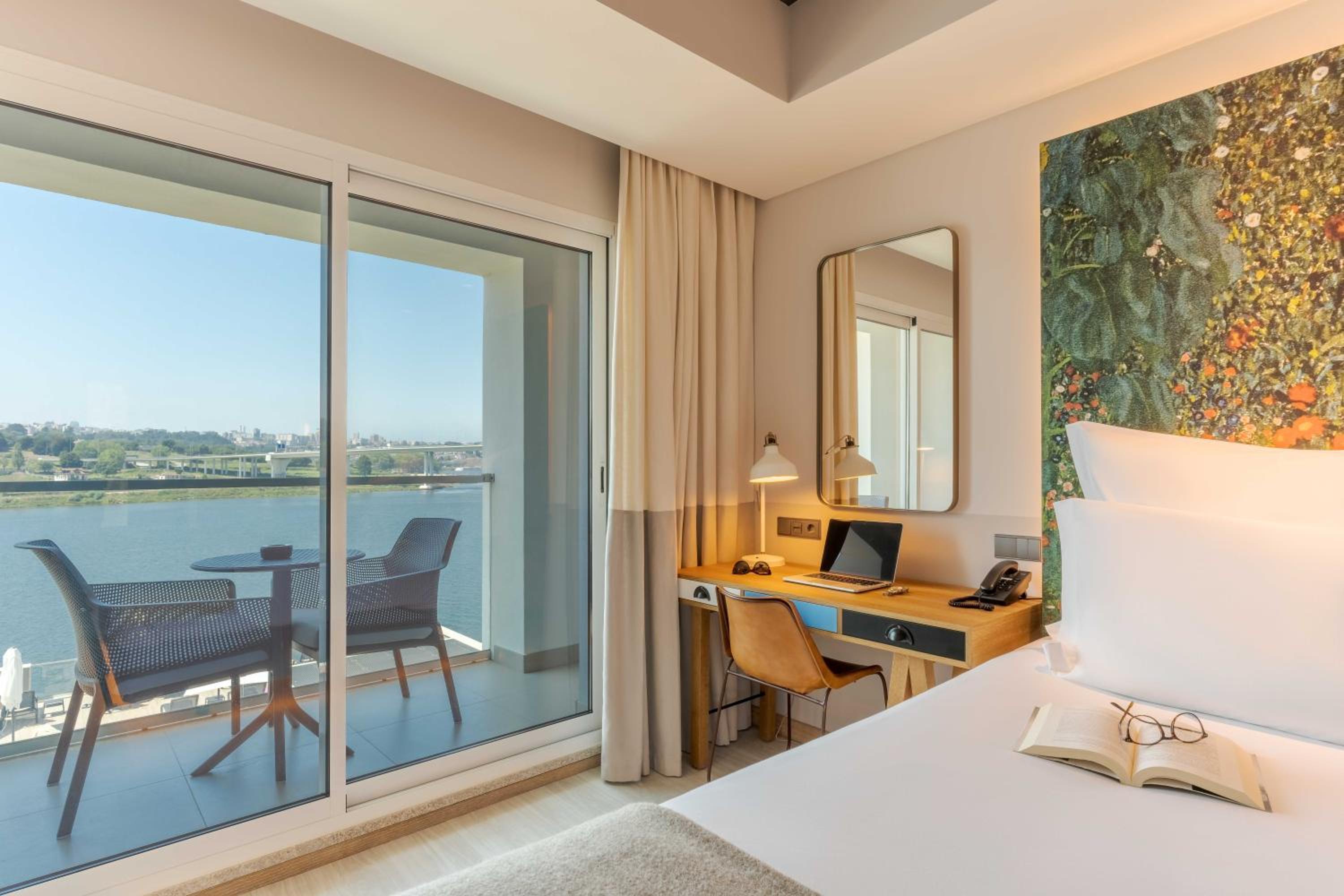 Double or Twin Room with Panoramic River View - Photo 2