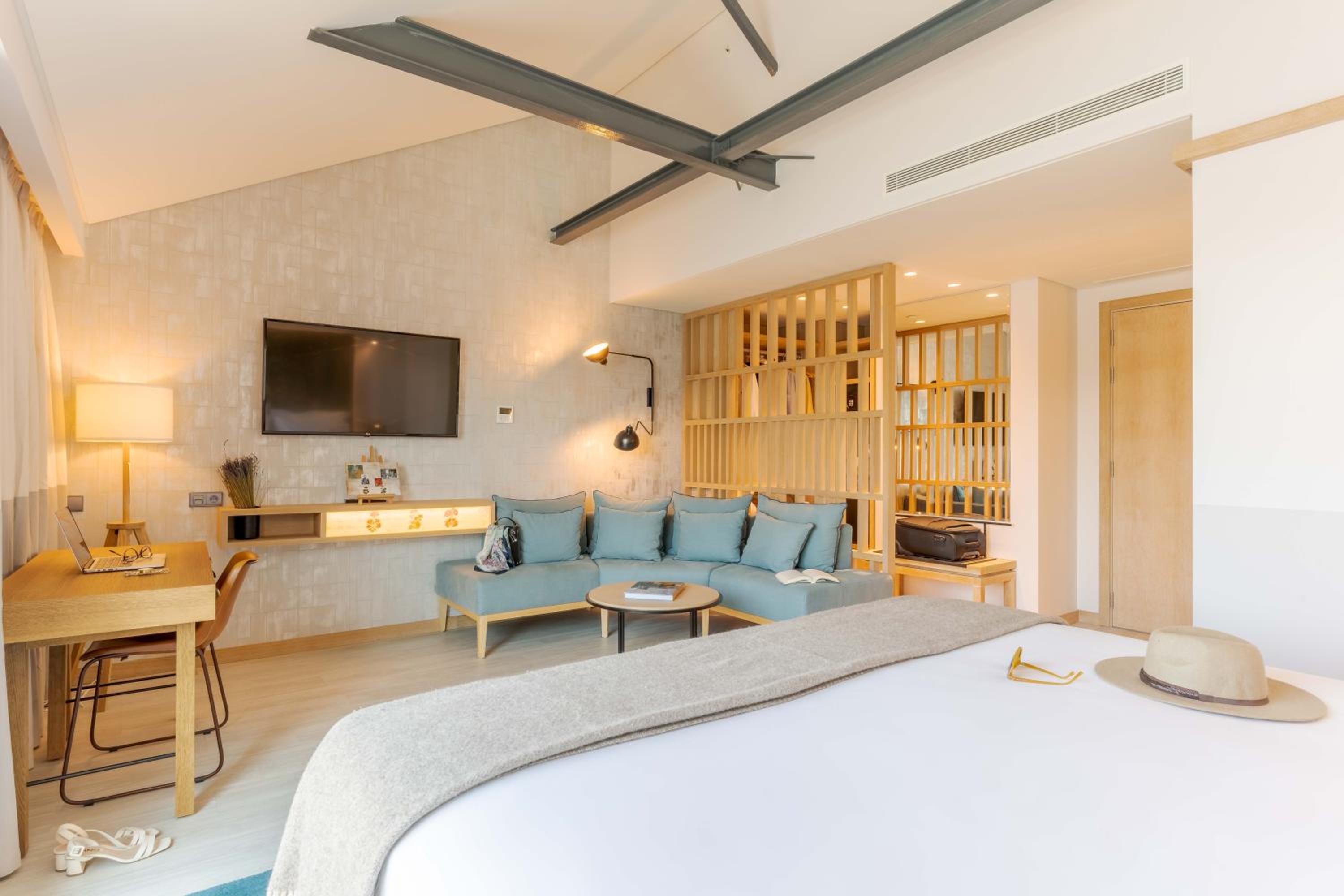 Junior Suite (2 Adults + 1 Child) - Photo 3