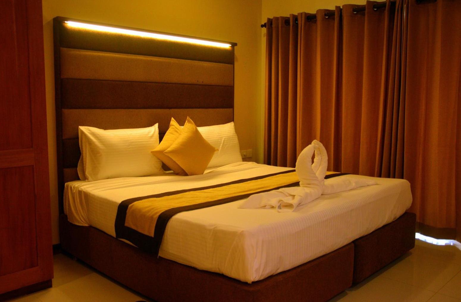 Queen Room with Pool View photo 2