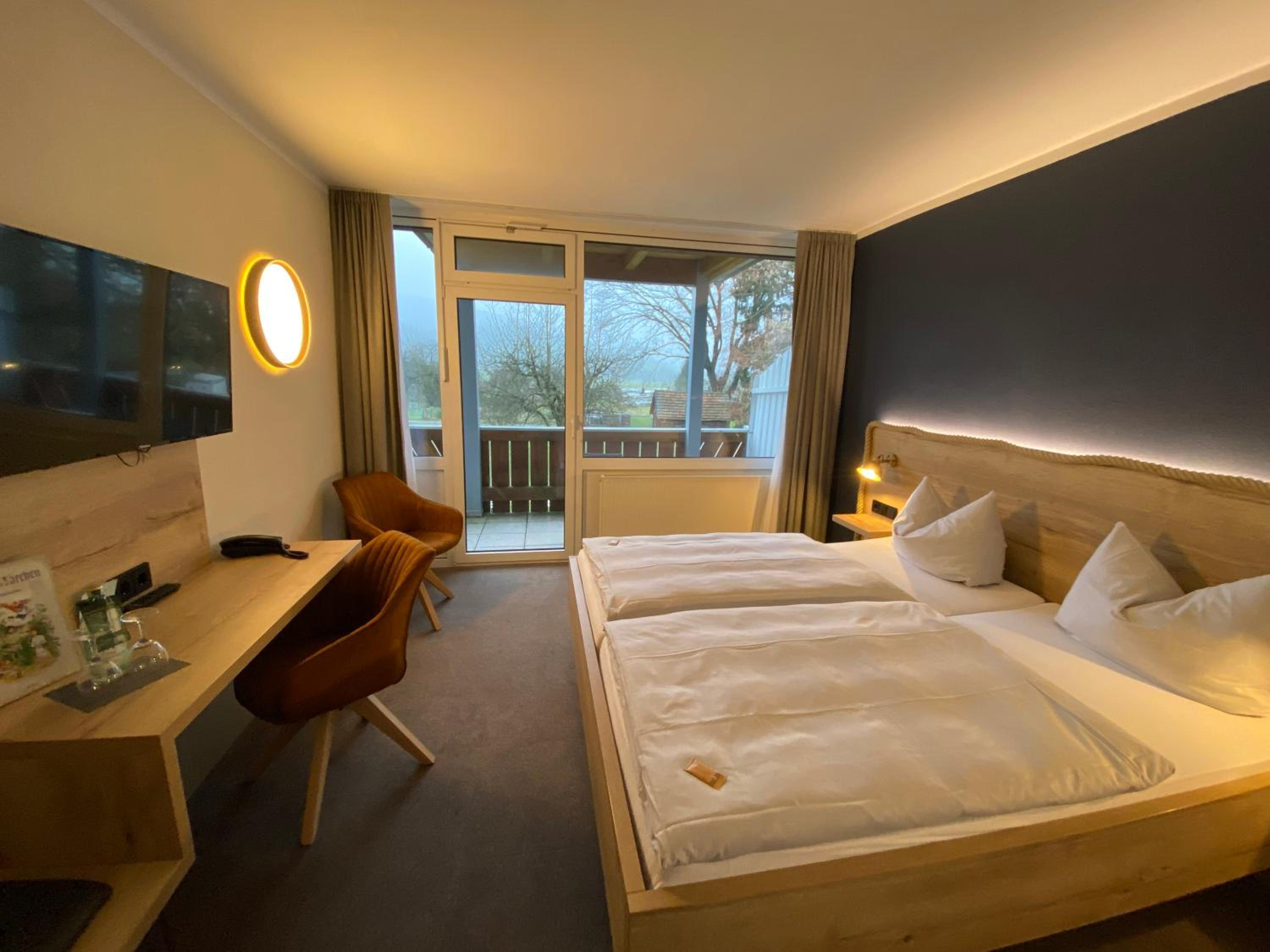 Double Room with Balcony - Photo 12