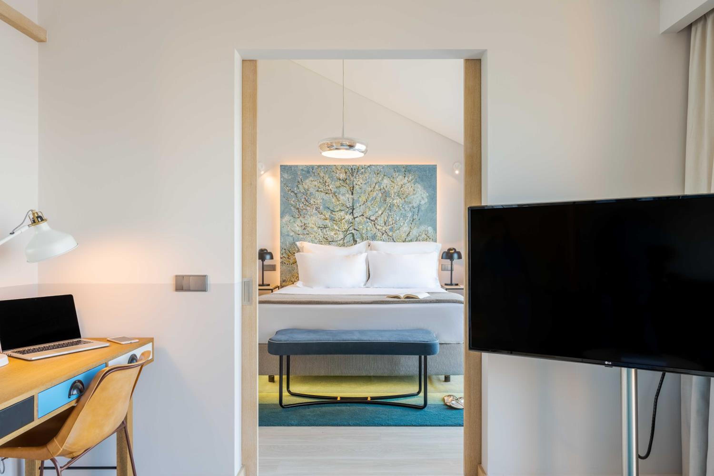 Suite with Extra Bed - Photo 4