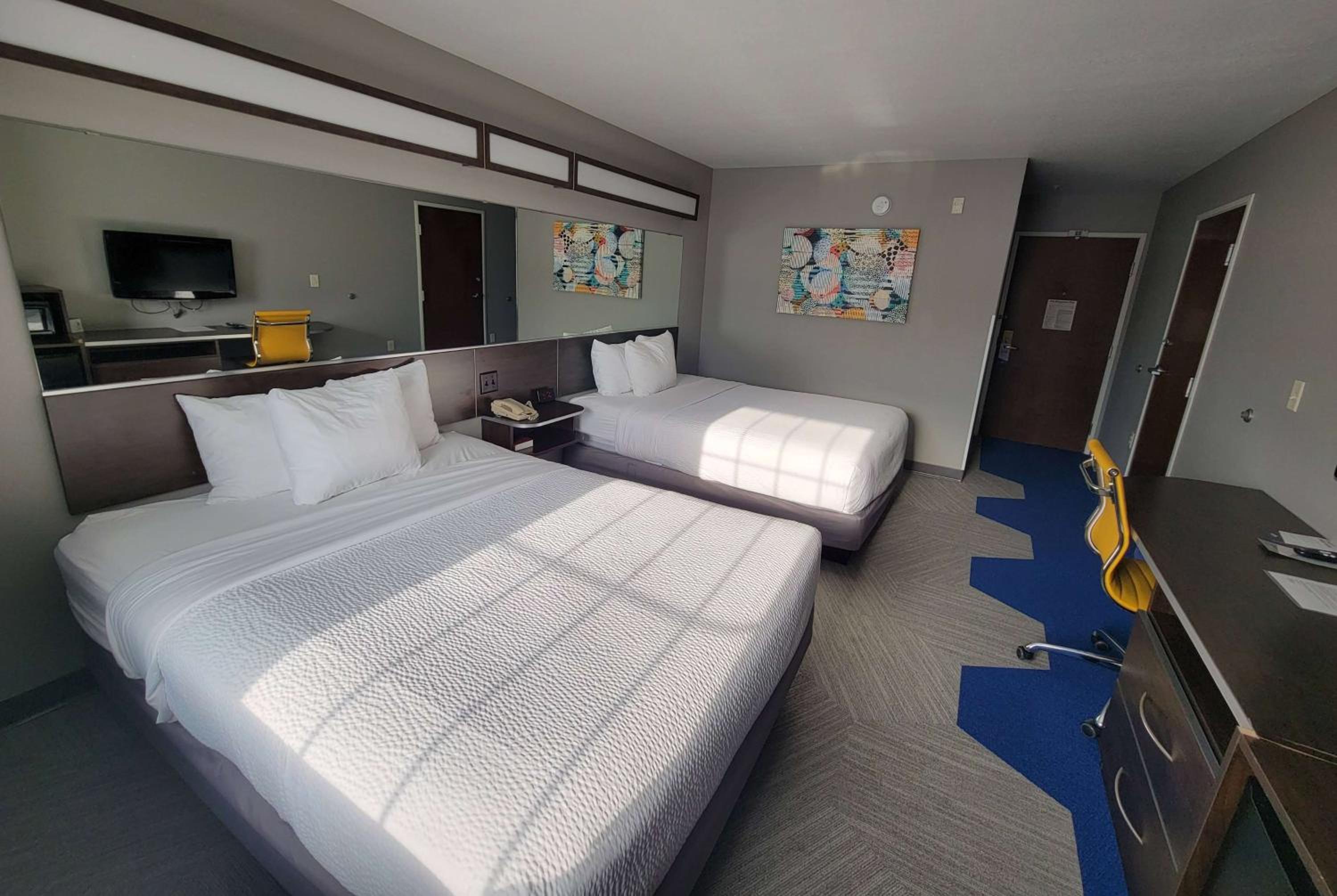 Queen Room with Two Queen Beds - Non-Smoking - Photo 7