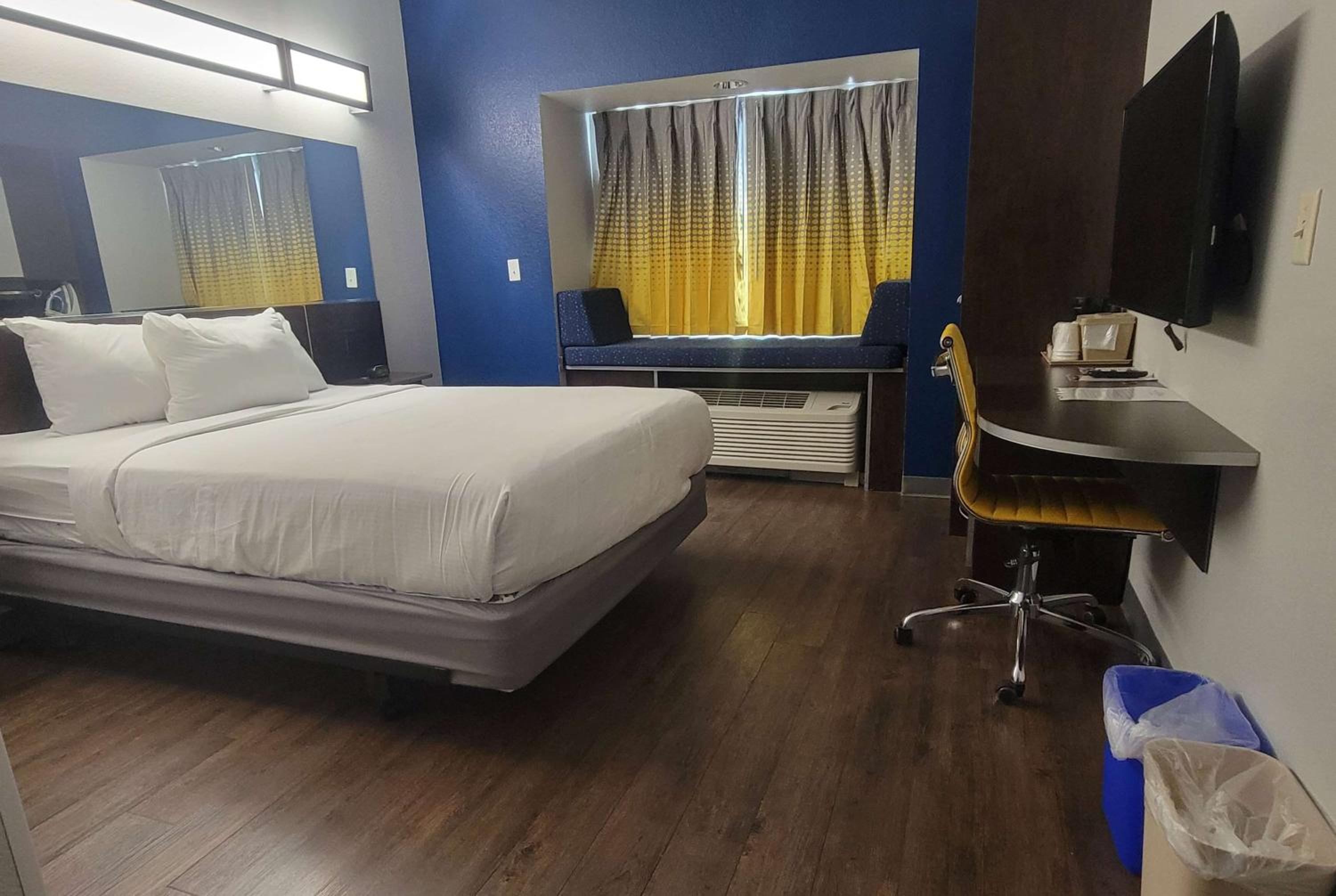 Queen Room - Disability Access - Photo 6