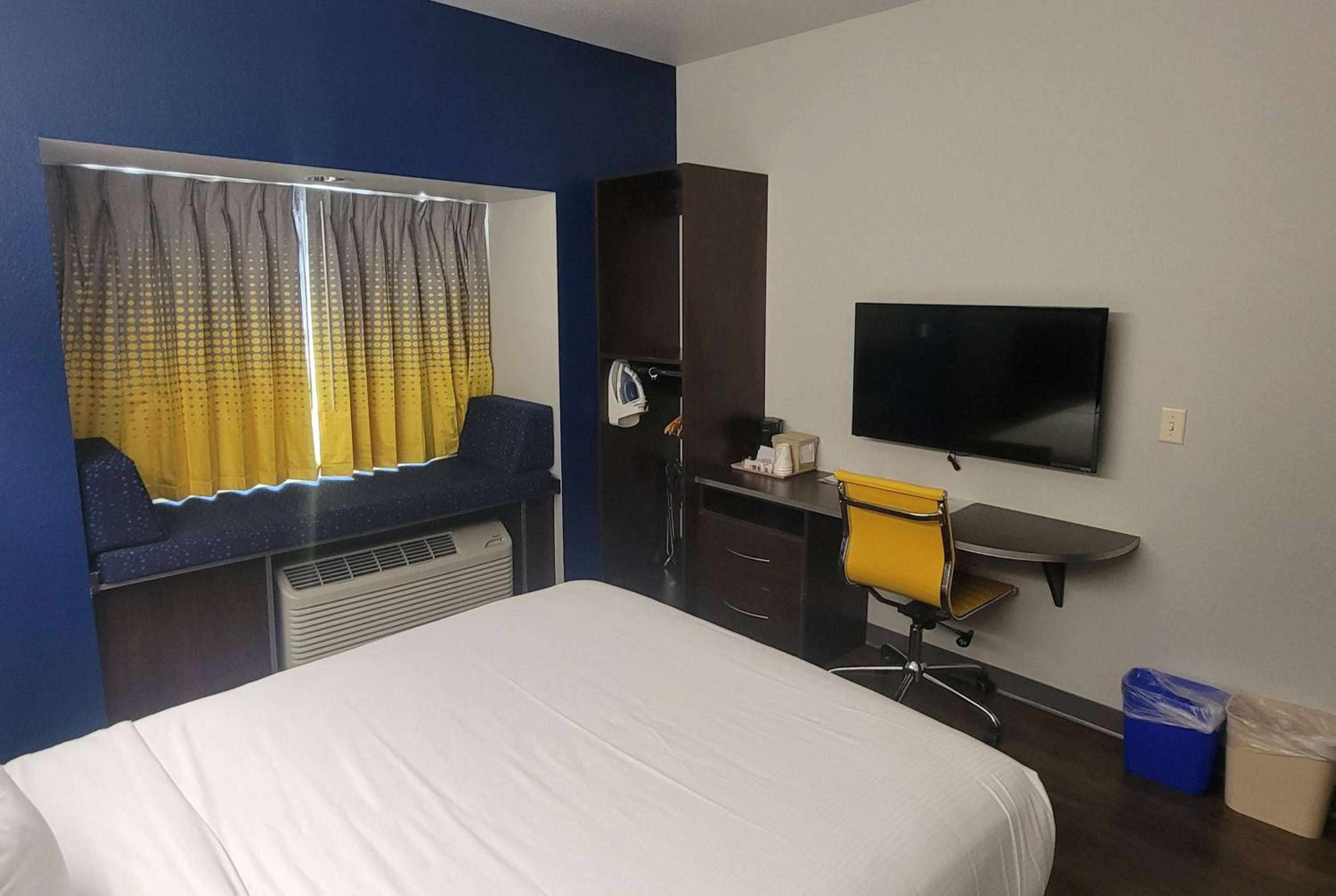 Queen Room - Disability Access - Photo 8