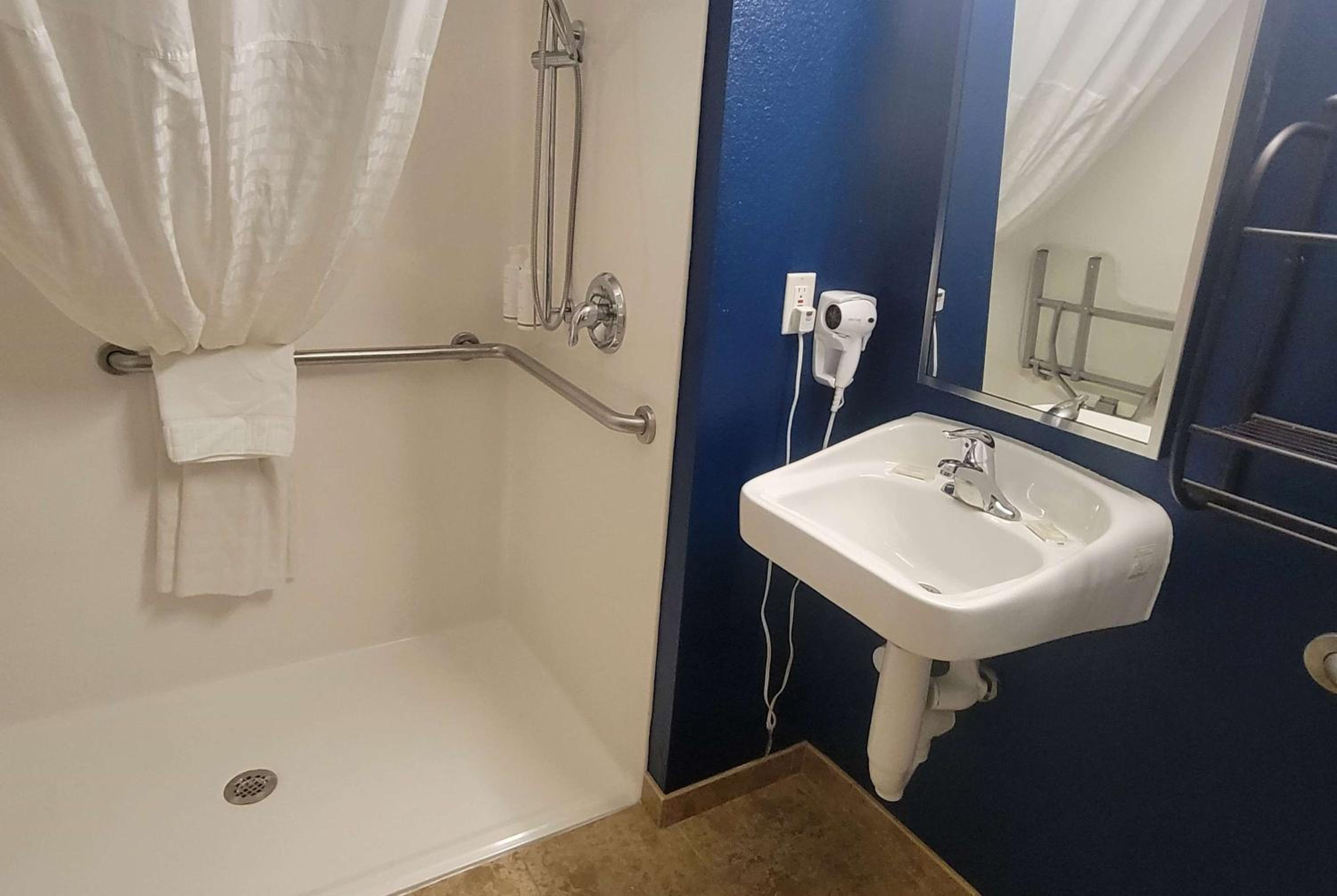 Deluxe Queen Room with Two Queen Beds - Disability Access - Non-Smoking - Photo 14