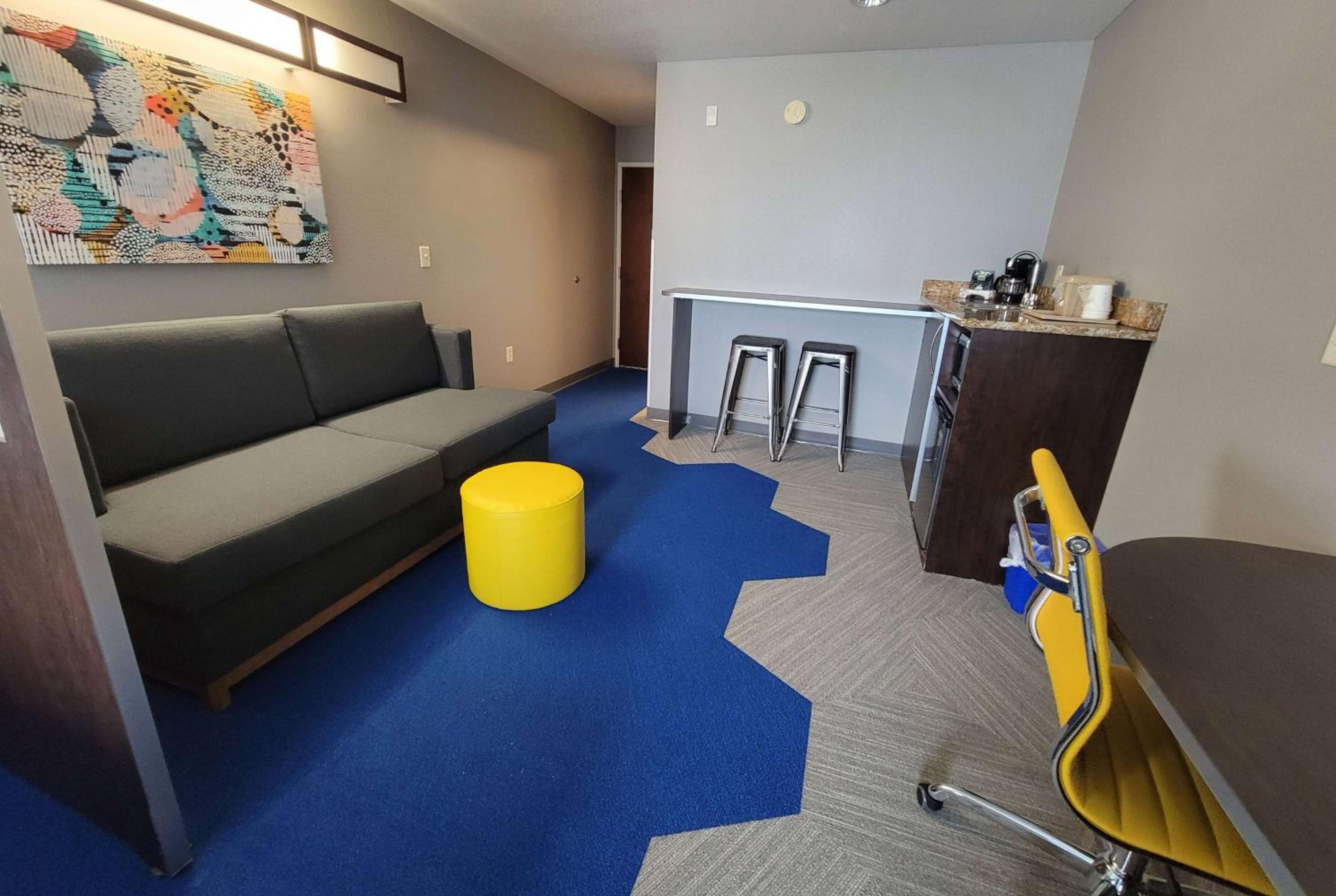 Queen Studio Suite - Non-Smoking - Photo 6