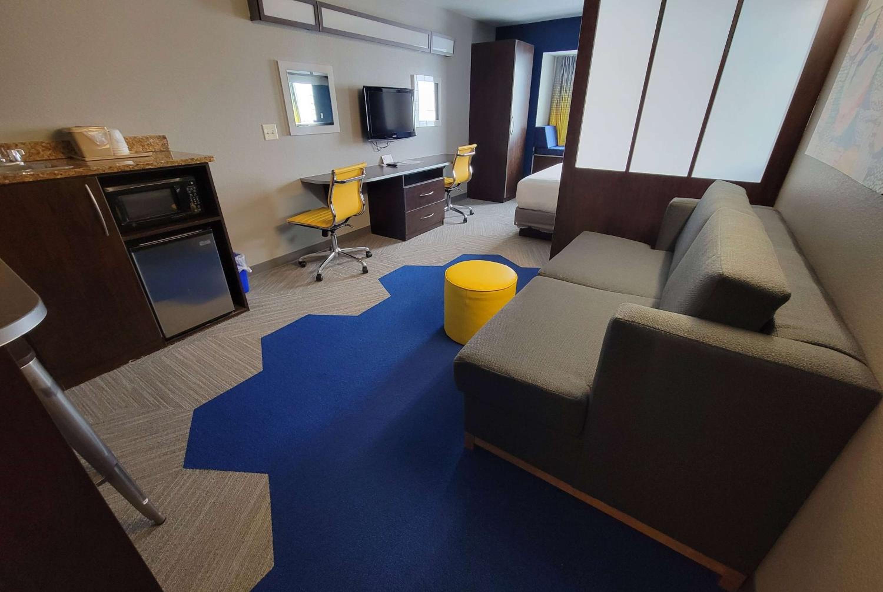 Queen Studio Suite - Non-Smoking - Photo 2