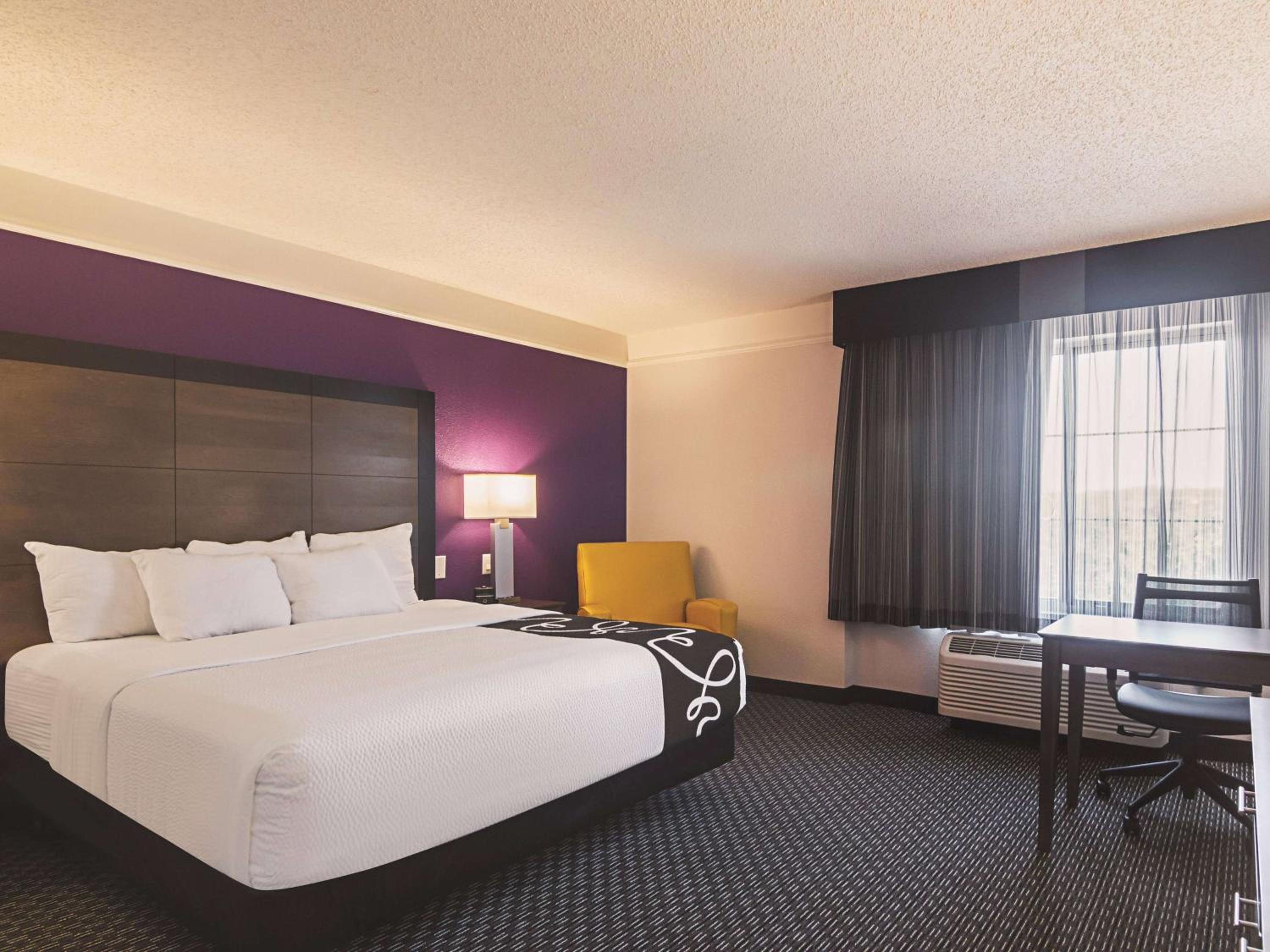 King Room with Roll-In Shower - Mobility Access/Non-Smoking - Photo 2
