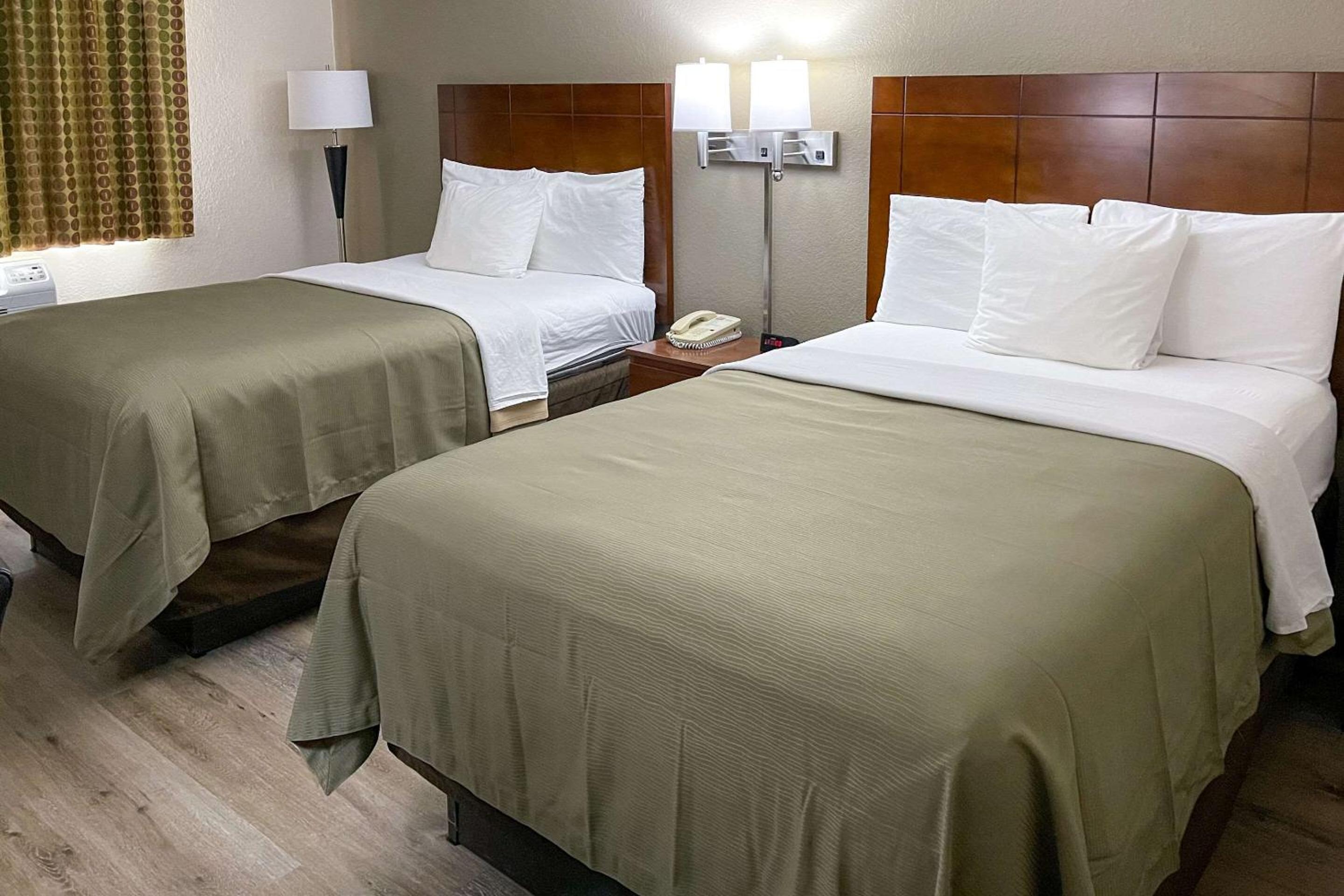 Queen Room with Two Queen Beds - Non-Smoking - Photo 9