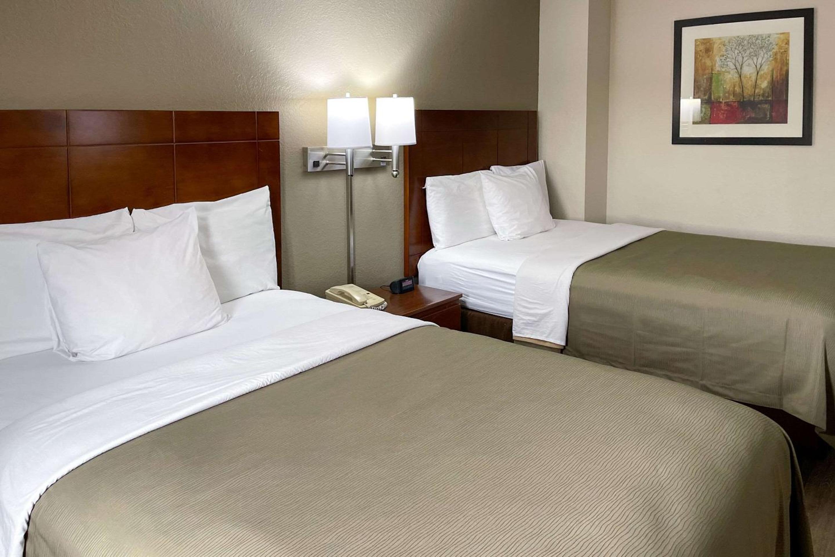 Queen Room with Two Queen Beds - Non-Smoking - Photo 8