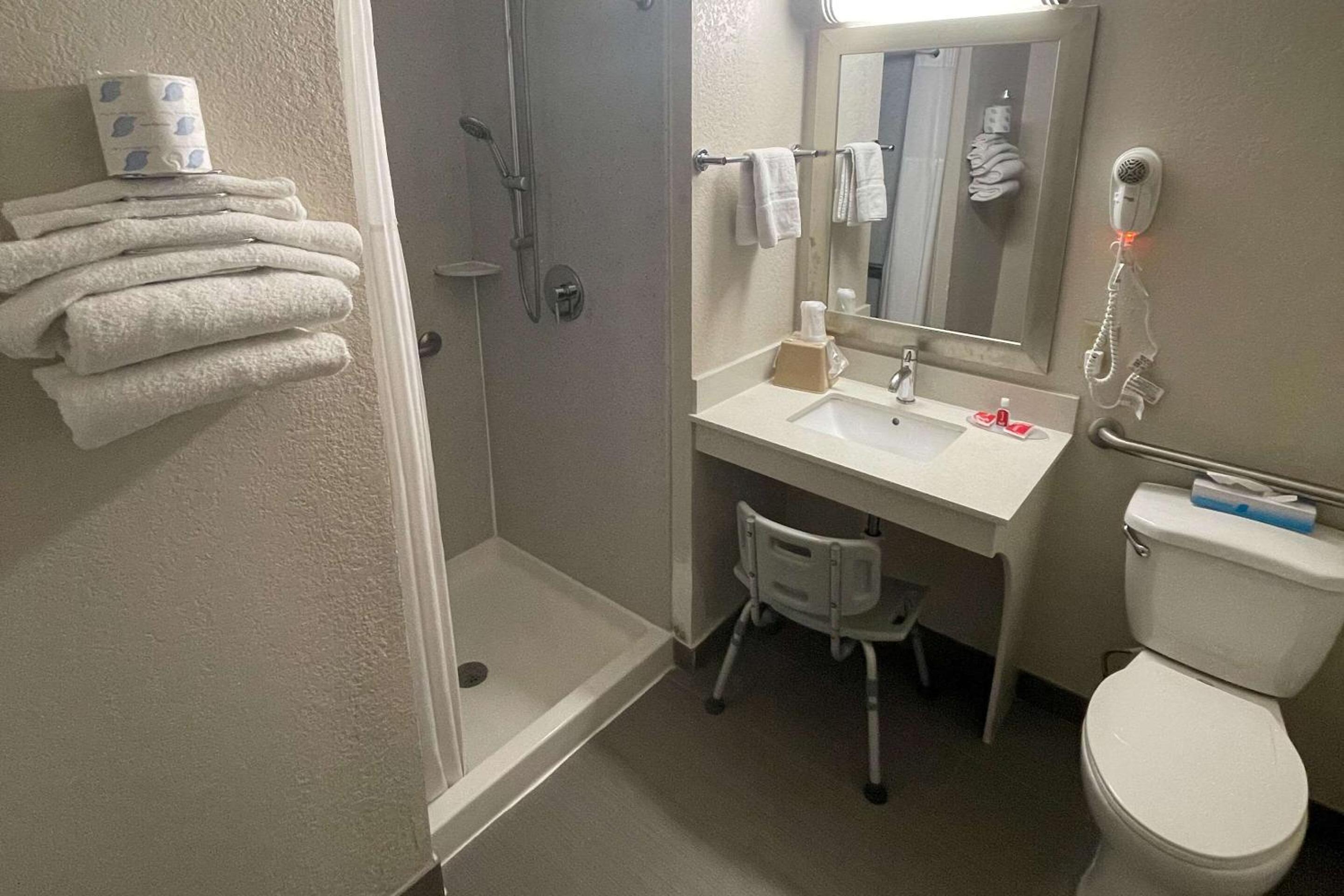 Queen Room Disability Access - Photo 2