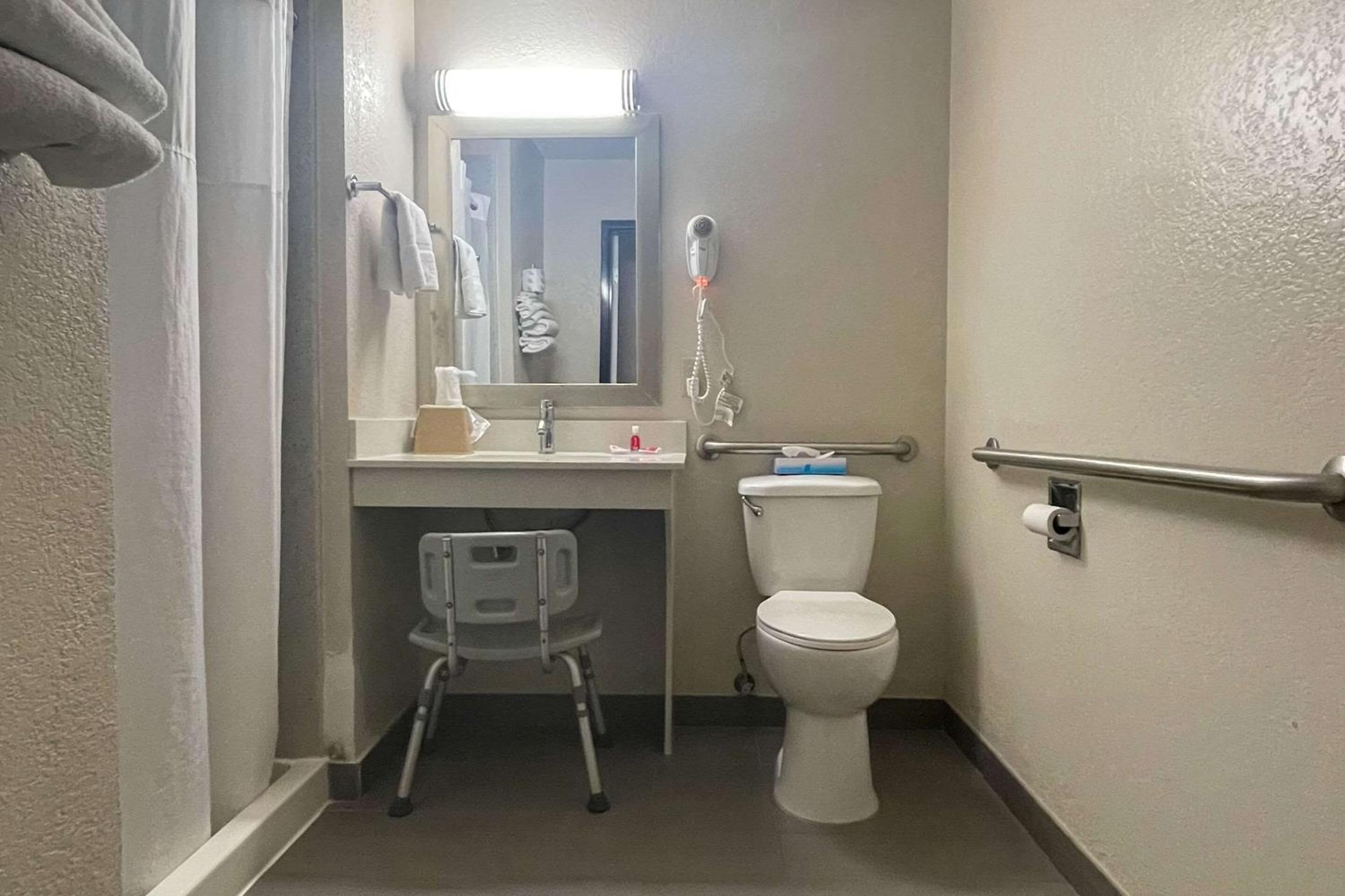 Queen Room Disability Access - Photo 3
