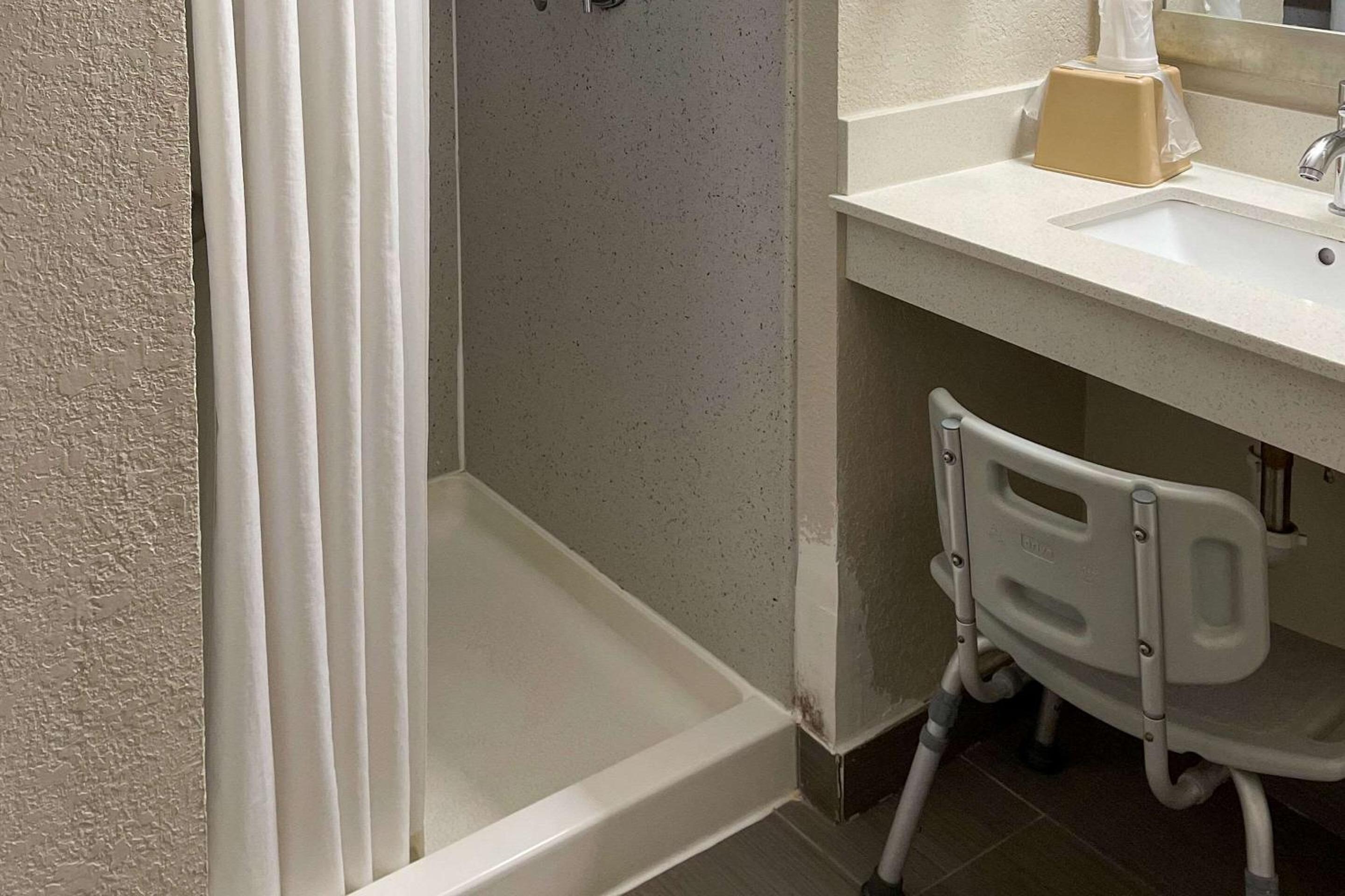 Queen Room Disability Access - Photo 4