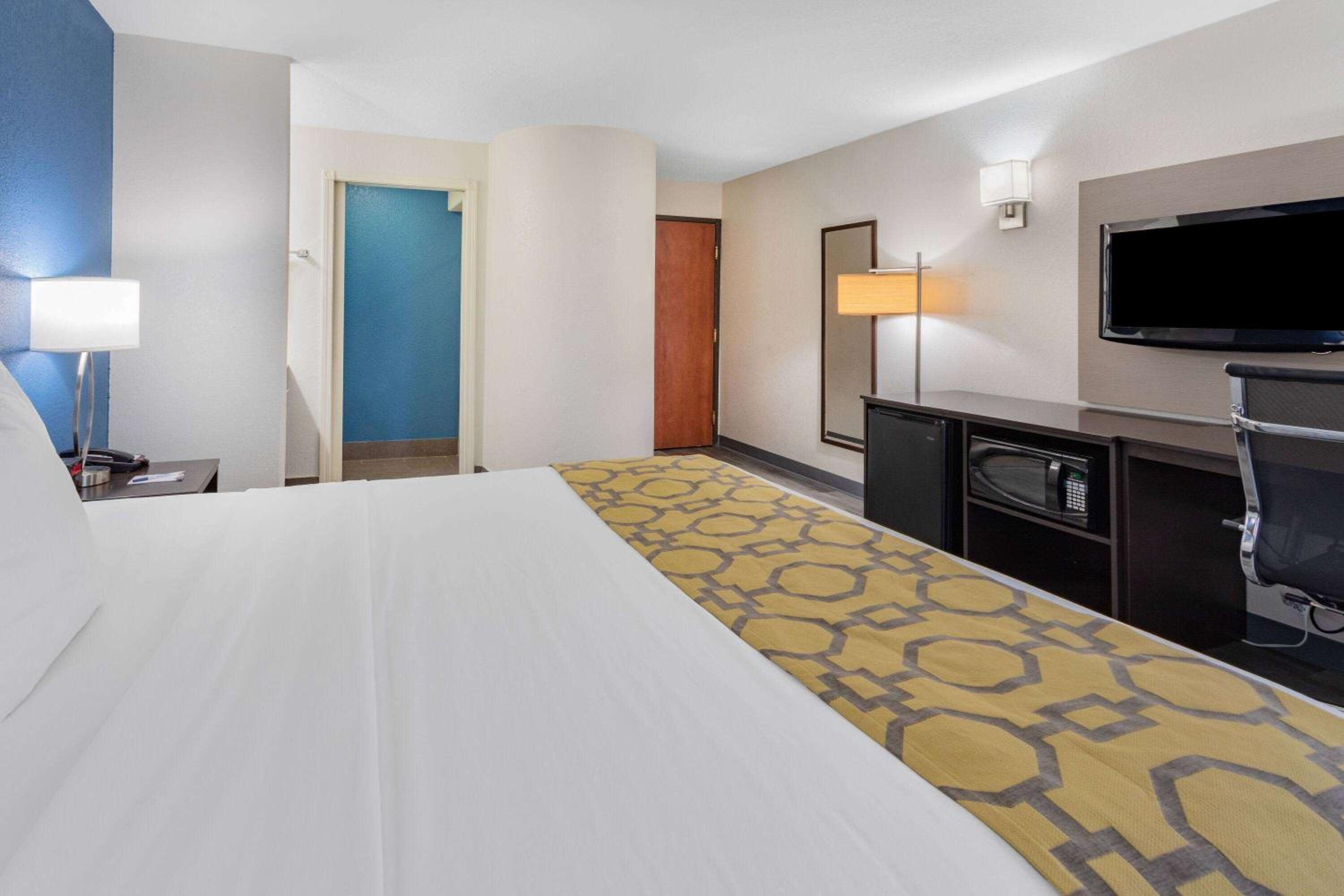 King Room - Non-Smoking - Photo 3