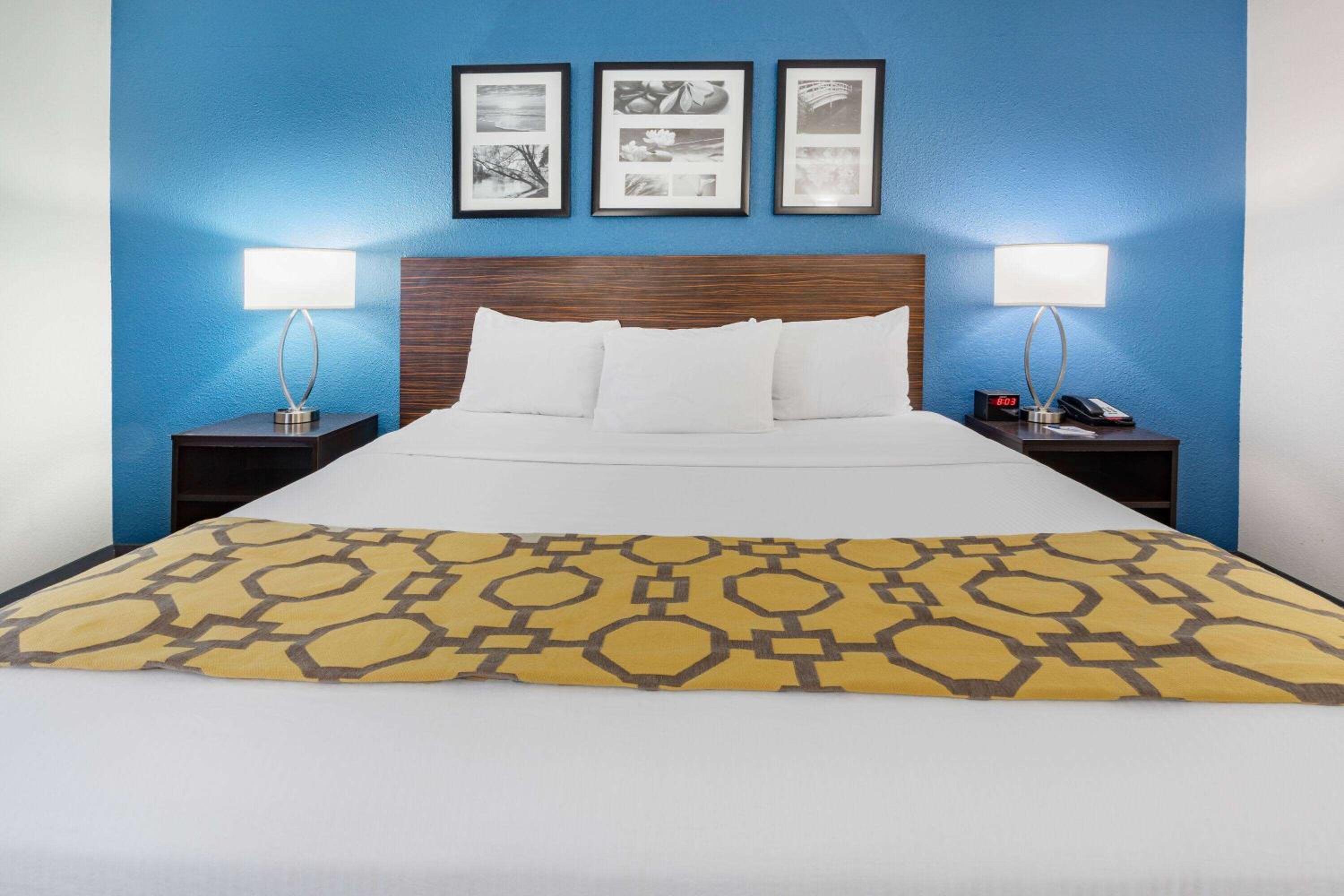 1 Queen Bed, Mobility/Hearing Accessible Room, Bathtub w/ Grab Bars, Non-Smoking - Photo 2