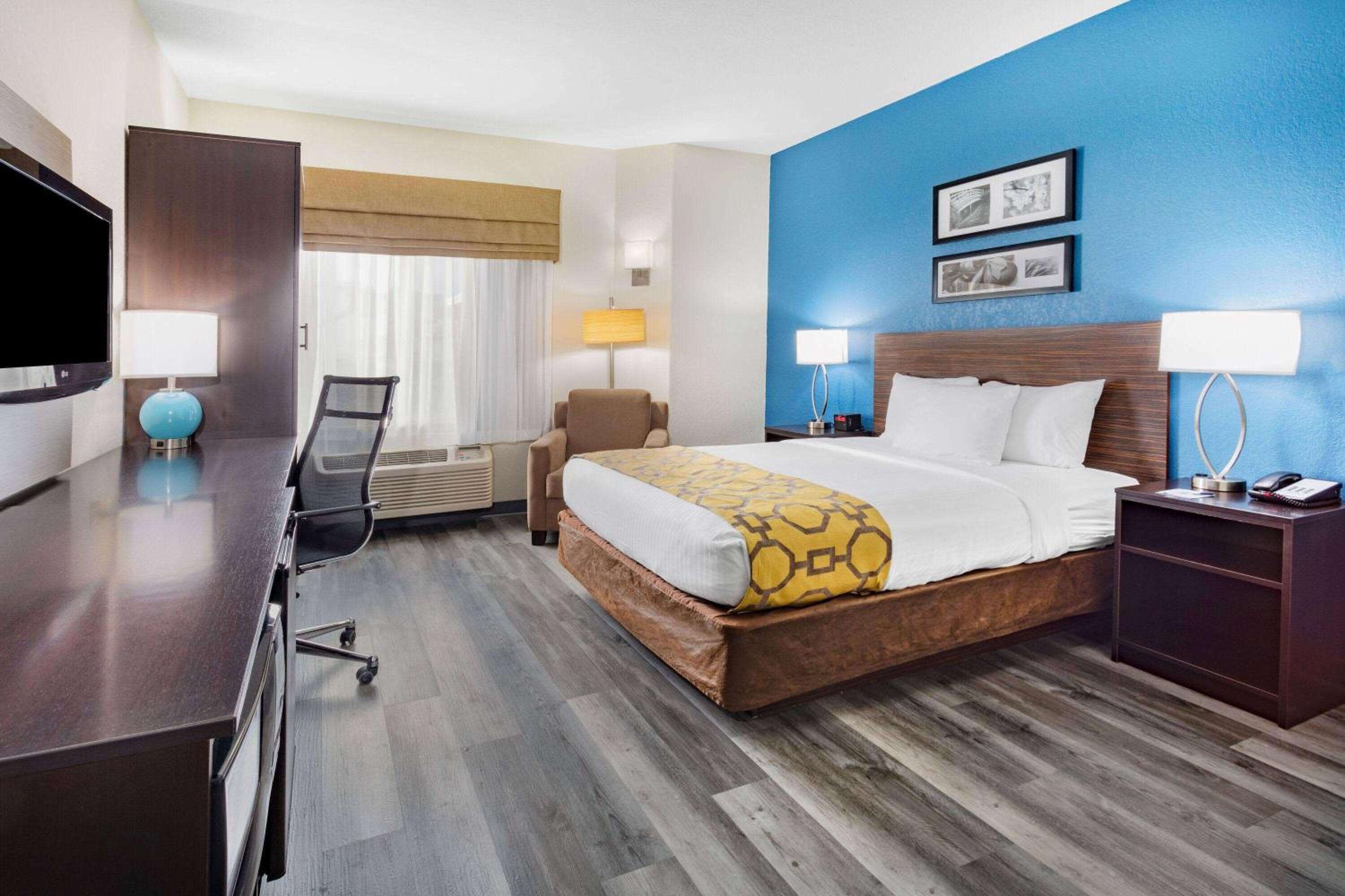 1 Queen Bed, Mobility/Hearing Accessible Room, Bathtub w/ Grab Bars, Non-Smoking - Photo 1