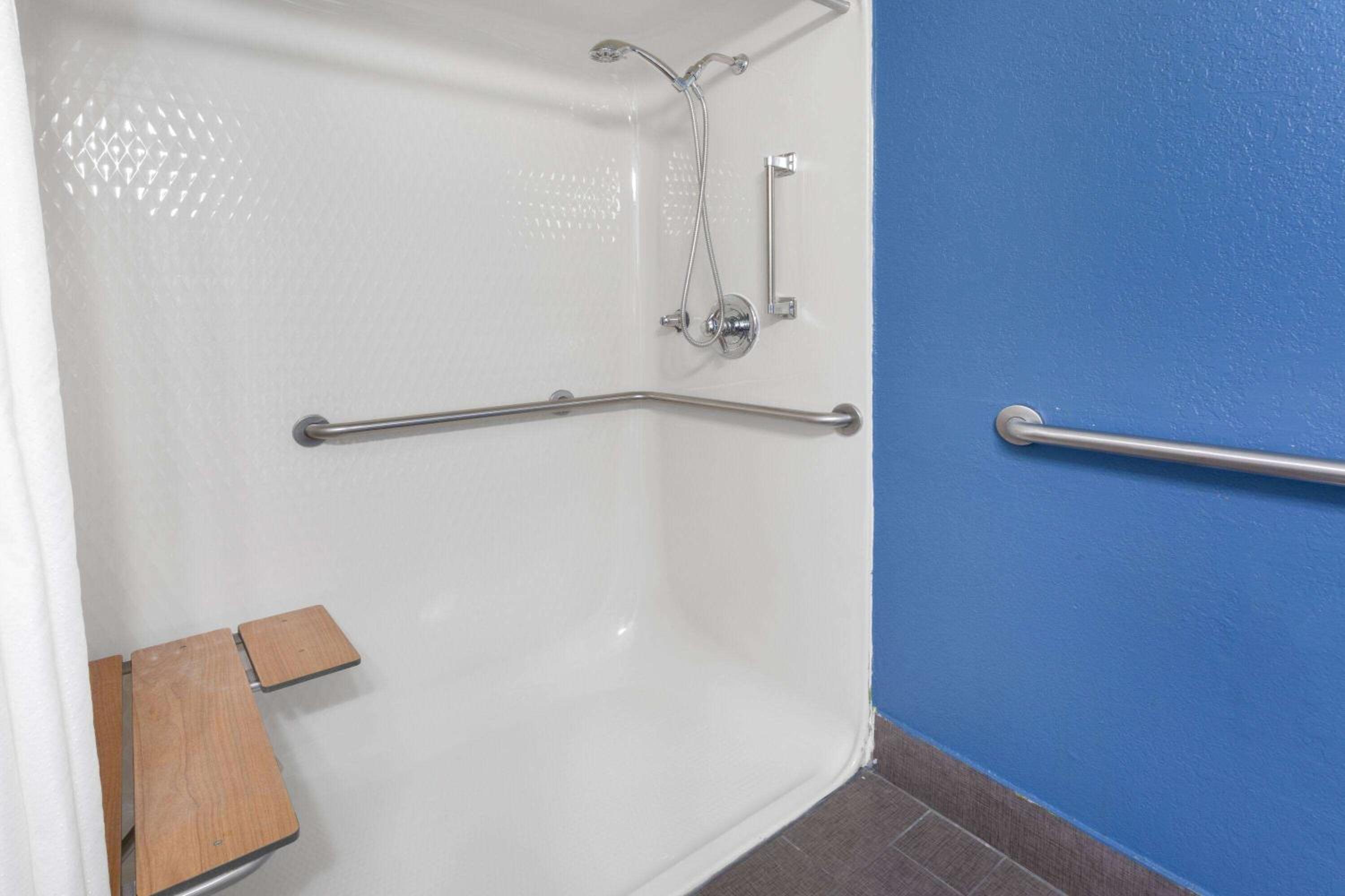 1 Queen Bed, Mobility/Hearing Accessible Room, Roll-In Shower, Non-Smoking - Photo 4