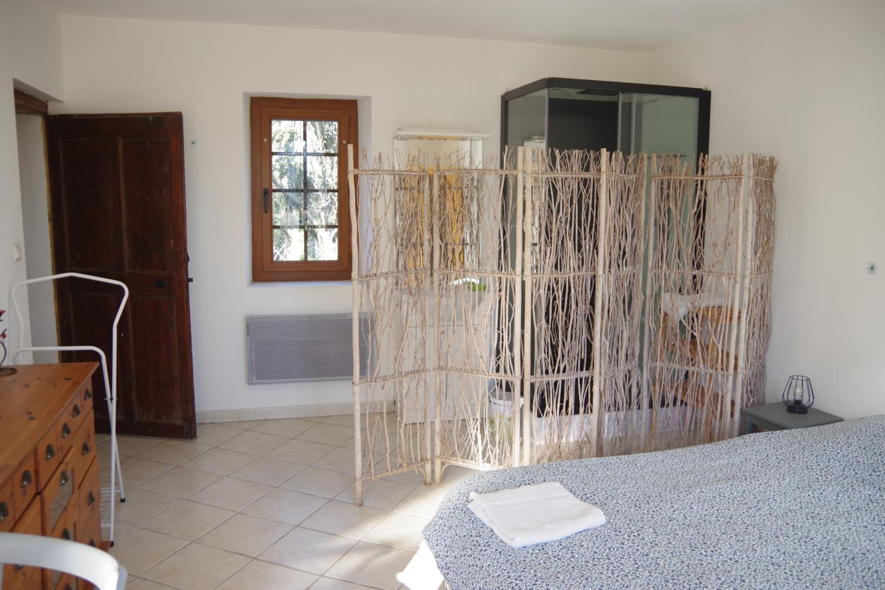 Queen Room photo 2