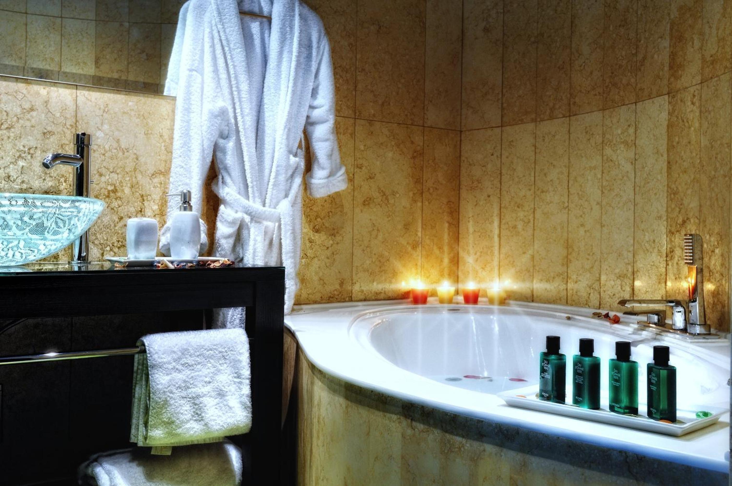 Comfort Suite with Atrium View thumbnail 6
