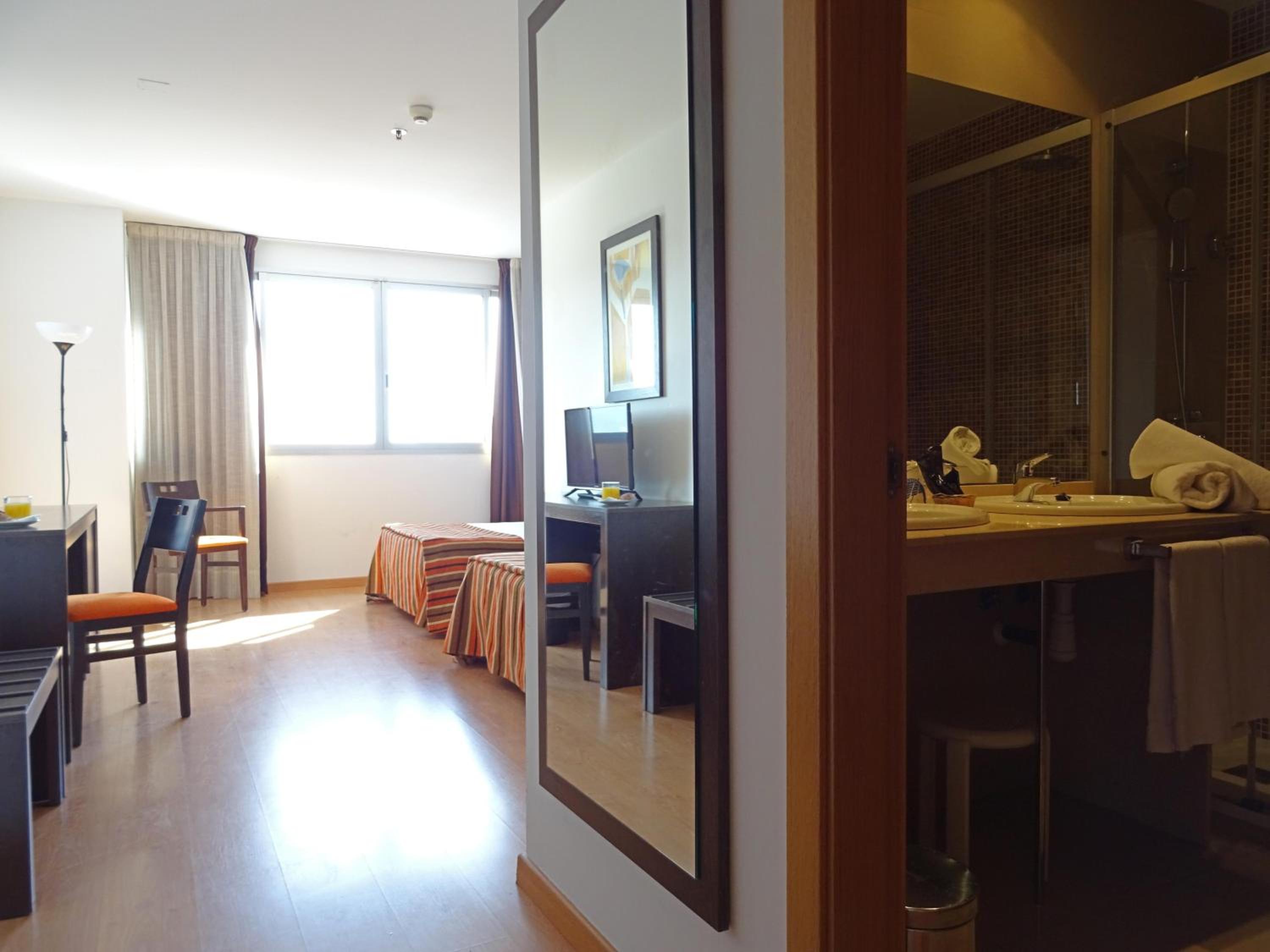 Double or Twin Room (2 Adults) - Photo 7