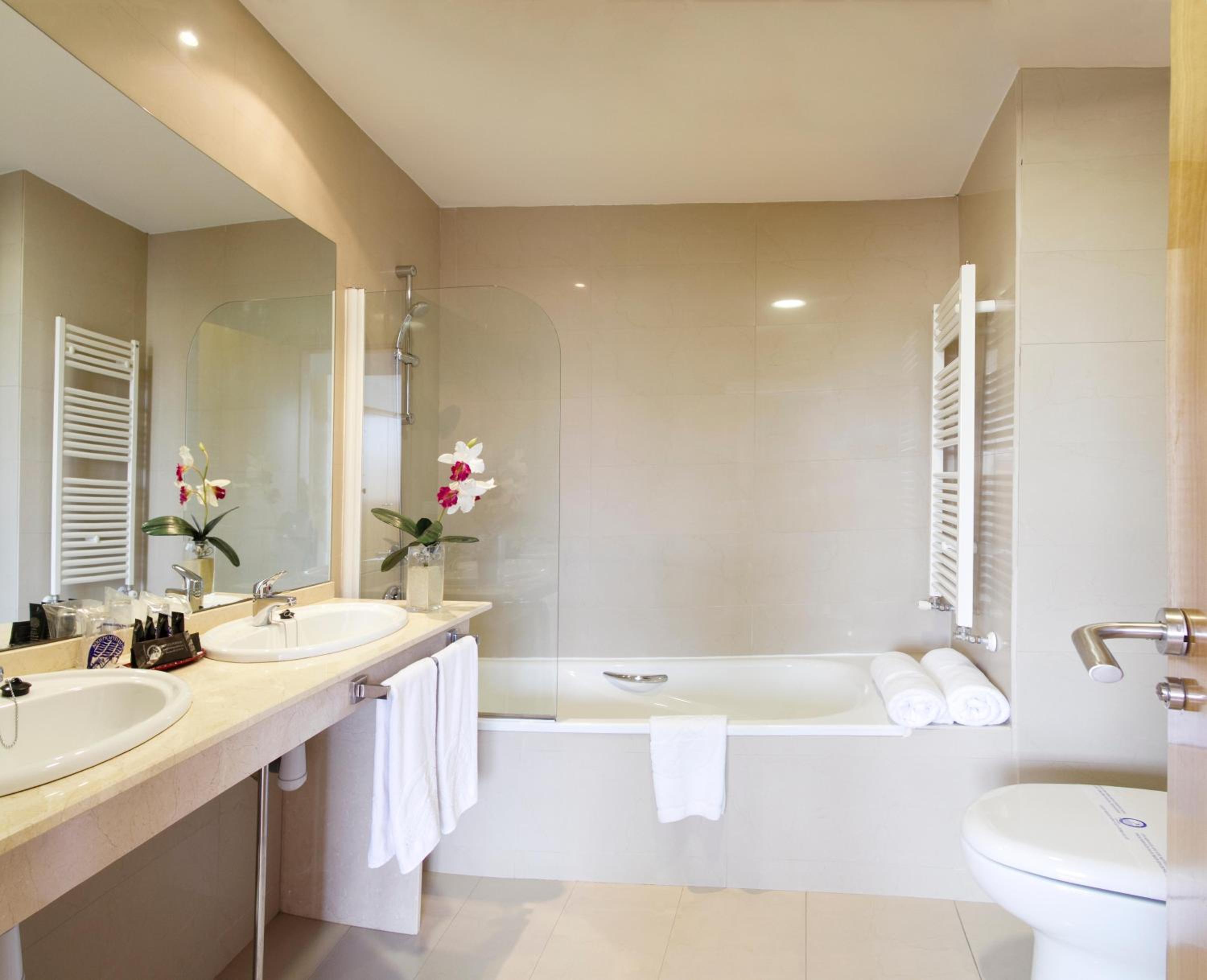 Double or Twin Room (2 Adults) - Photo 8