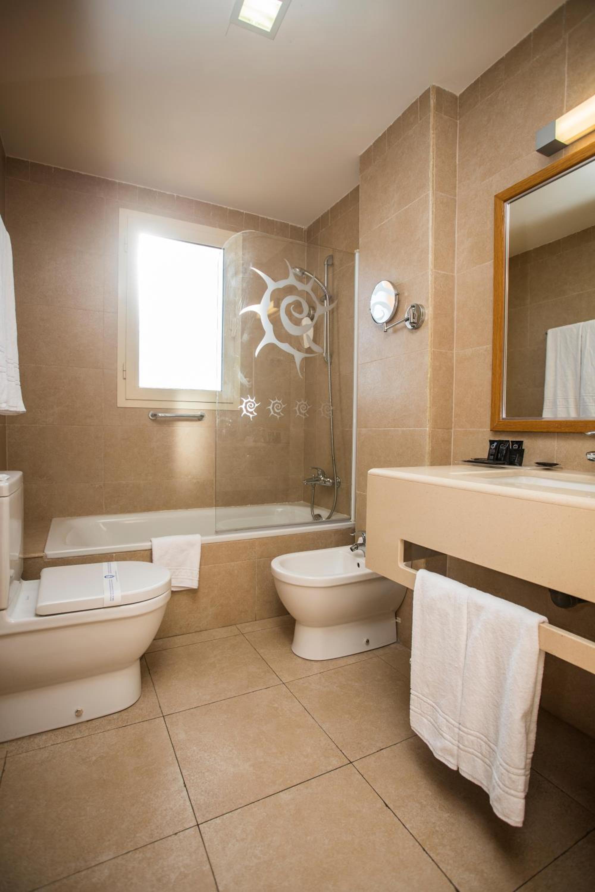Double or Twin Room - Photo 8