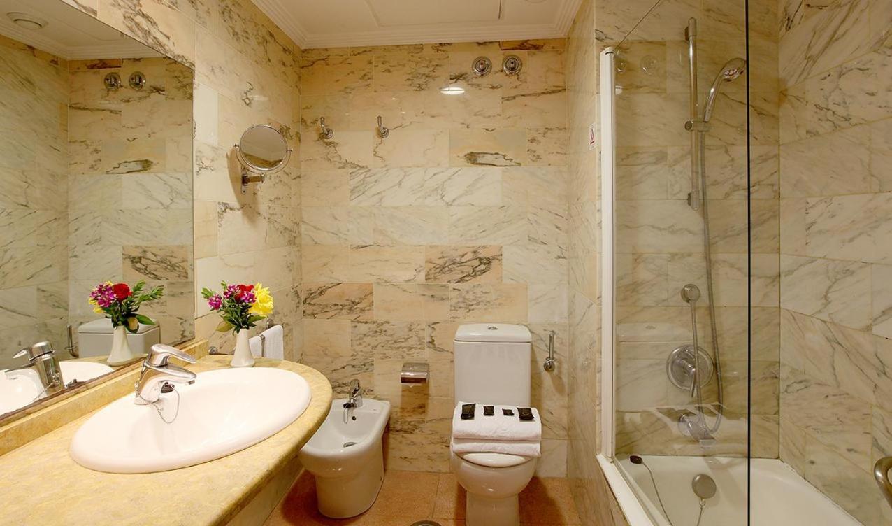 Double or Twin Room (2 Adults) - Photo 9