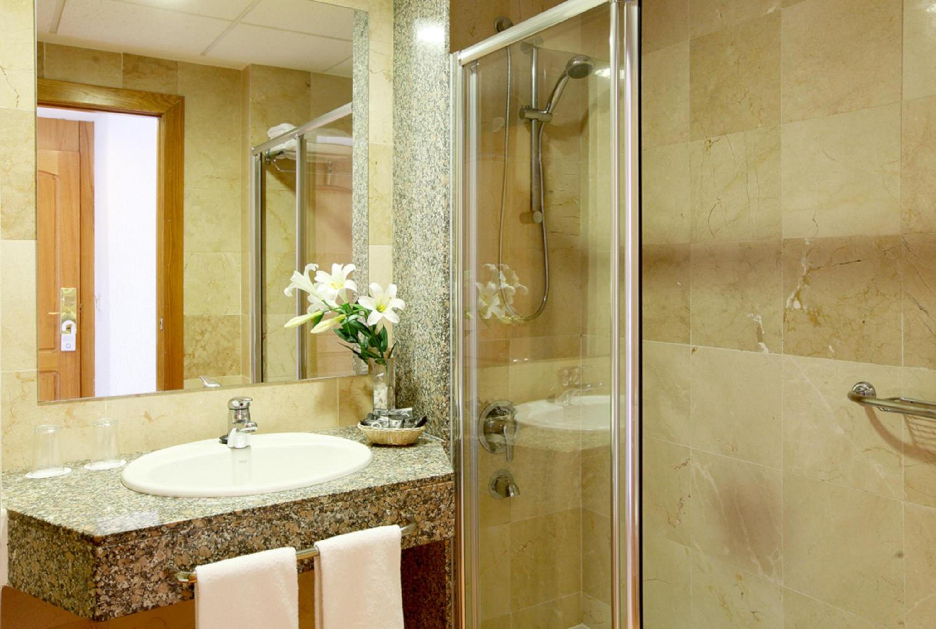 Double or Twin Room with Sea View (2 Adults) - Photo 6