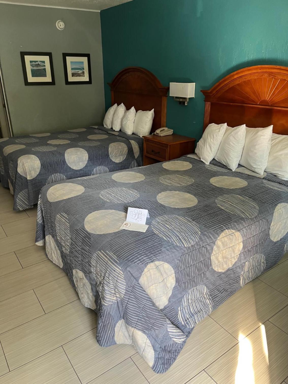Double Room with Two Double Beds - Smoking photo 3