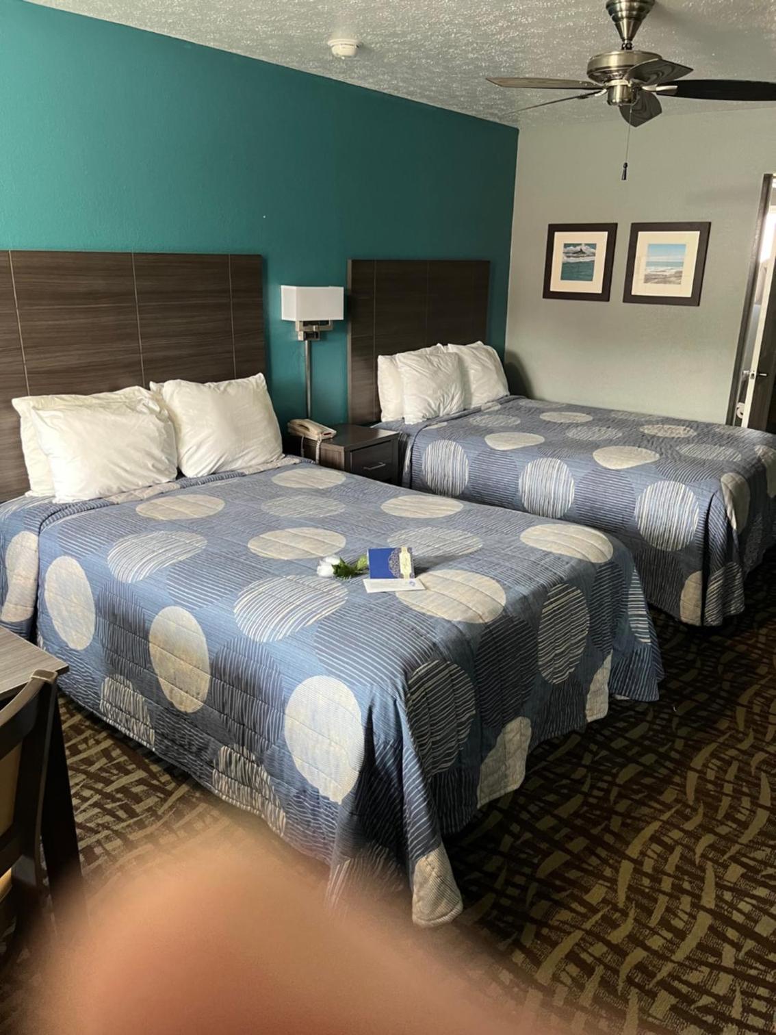 Double Room with Two Double Beds - Smoking photo 2
