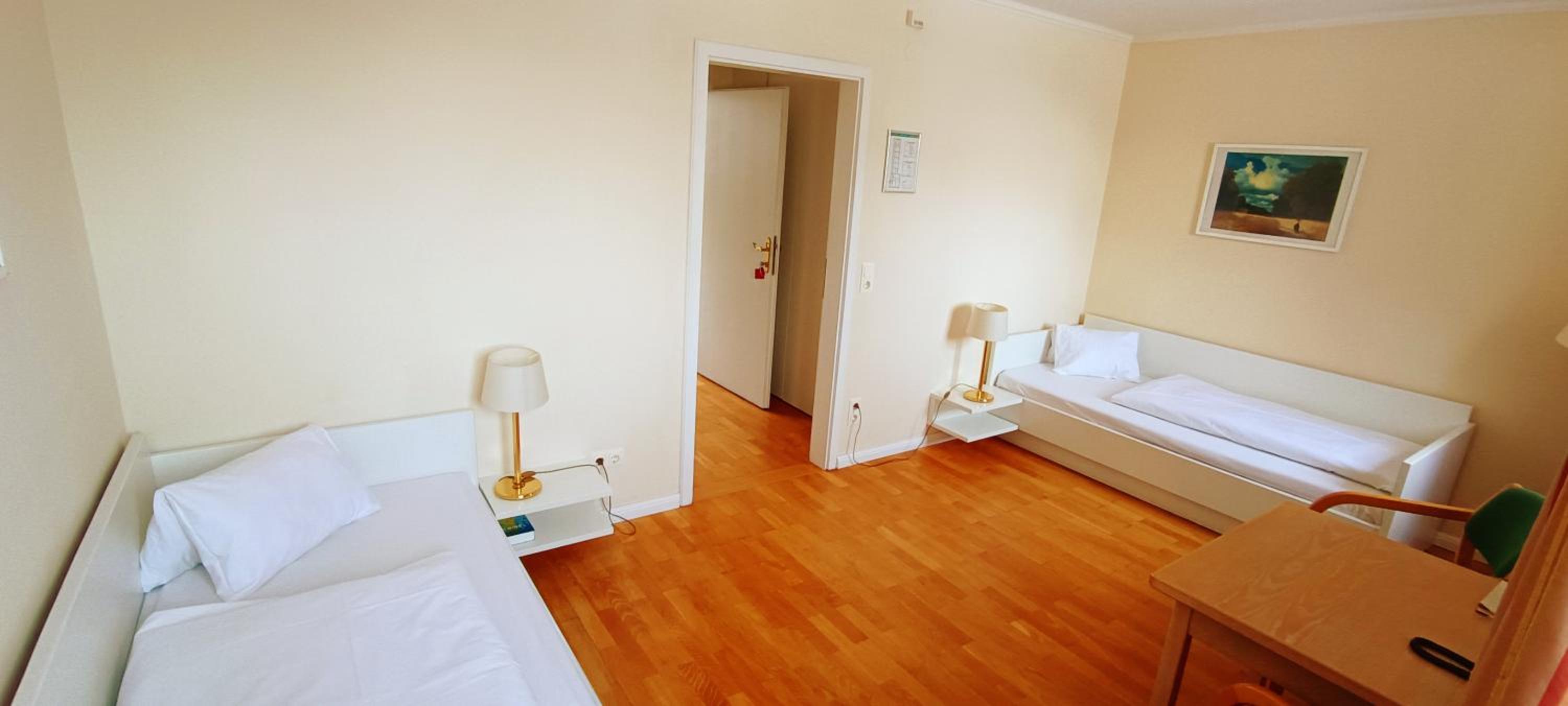 Standard Twin Room - Photo 4