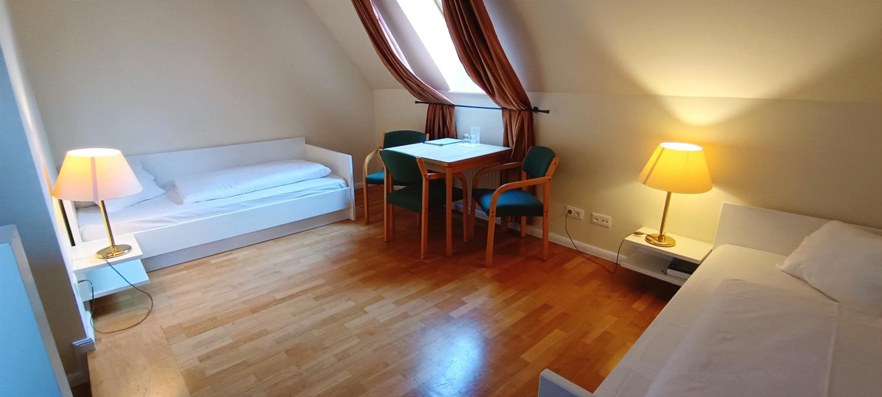 Standard Twin Room - Photo 3