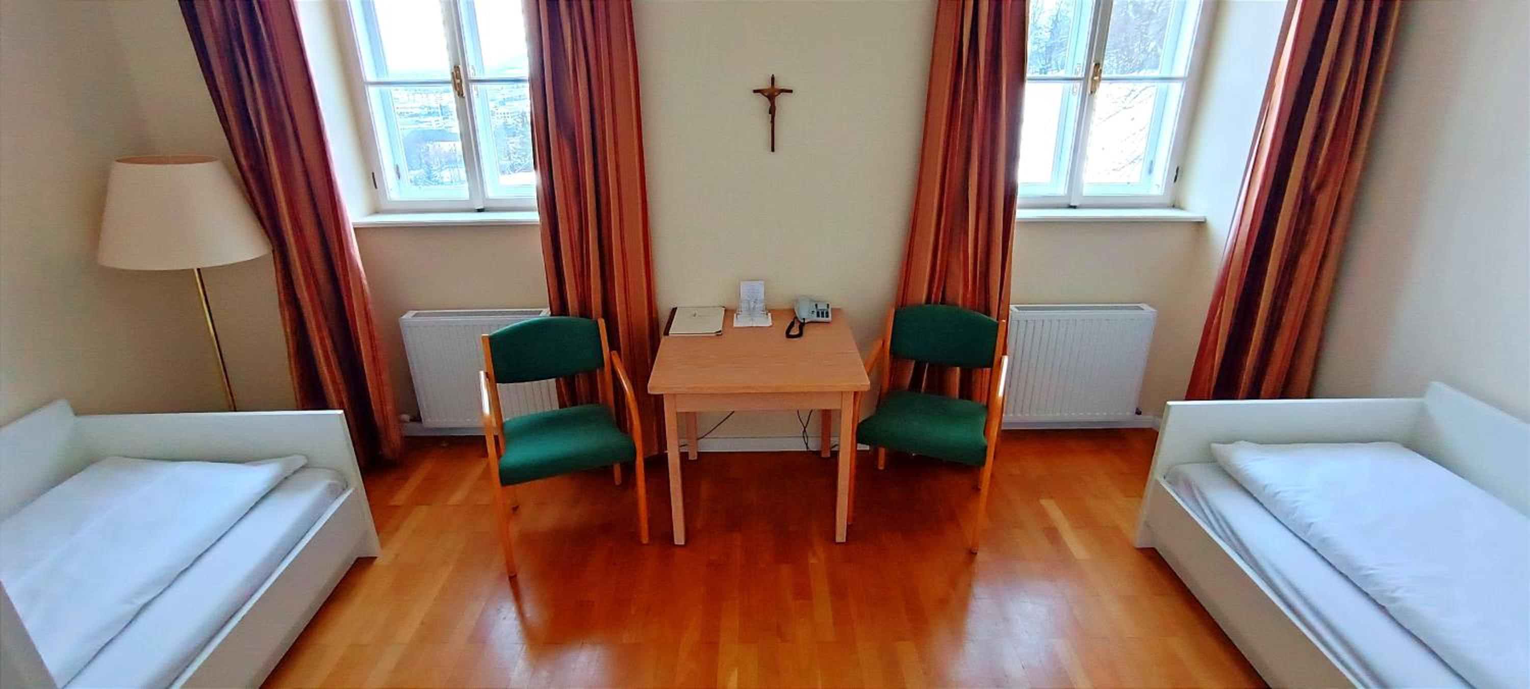 Standard Twin Room - Photo 1