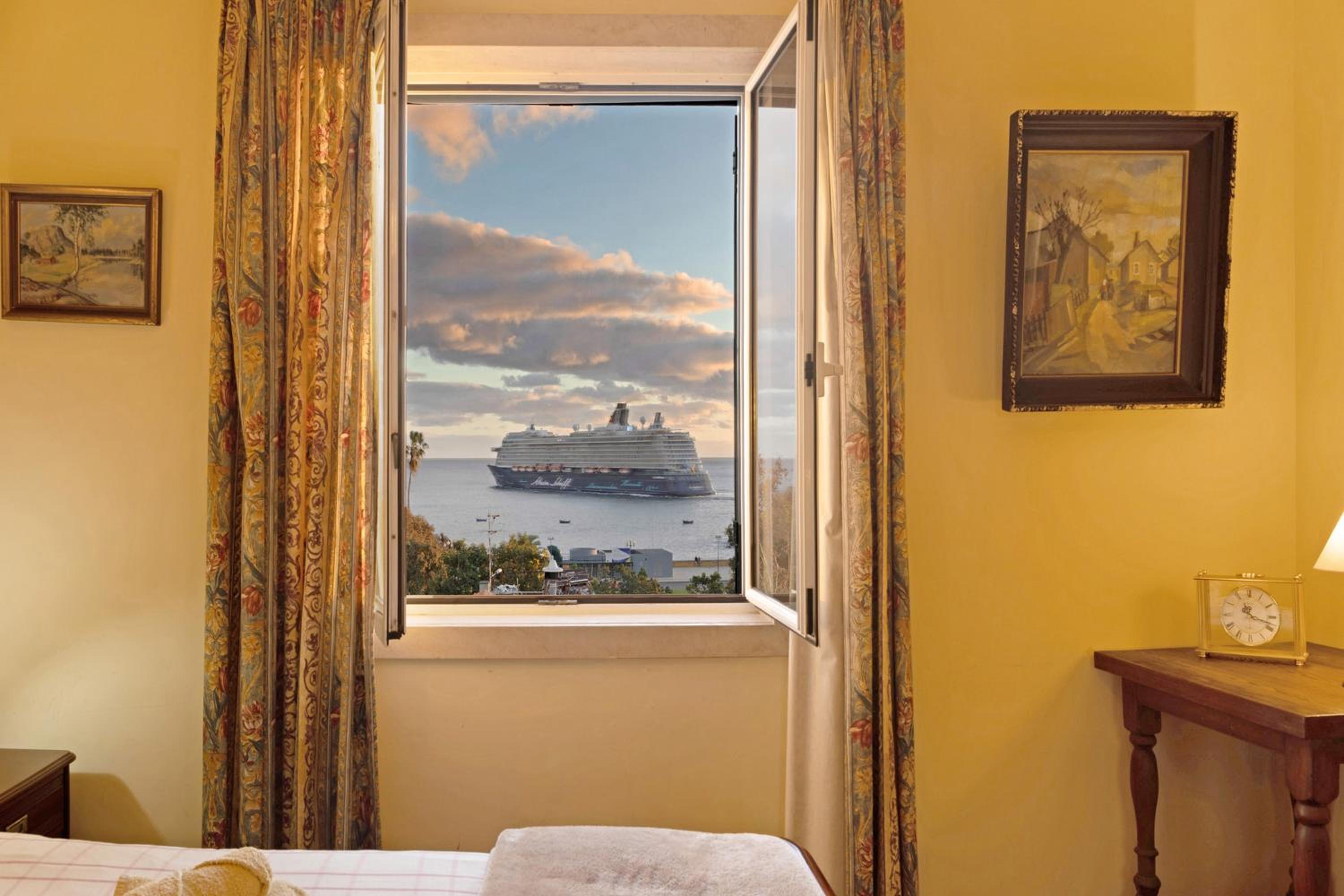 Two-Bedroom Deluxe Apartment with Ocean View photo 3