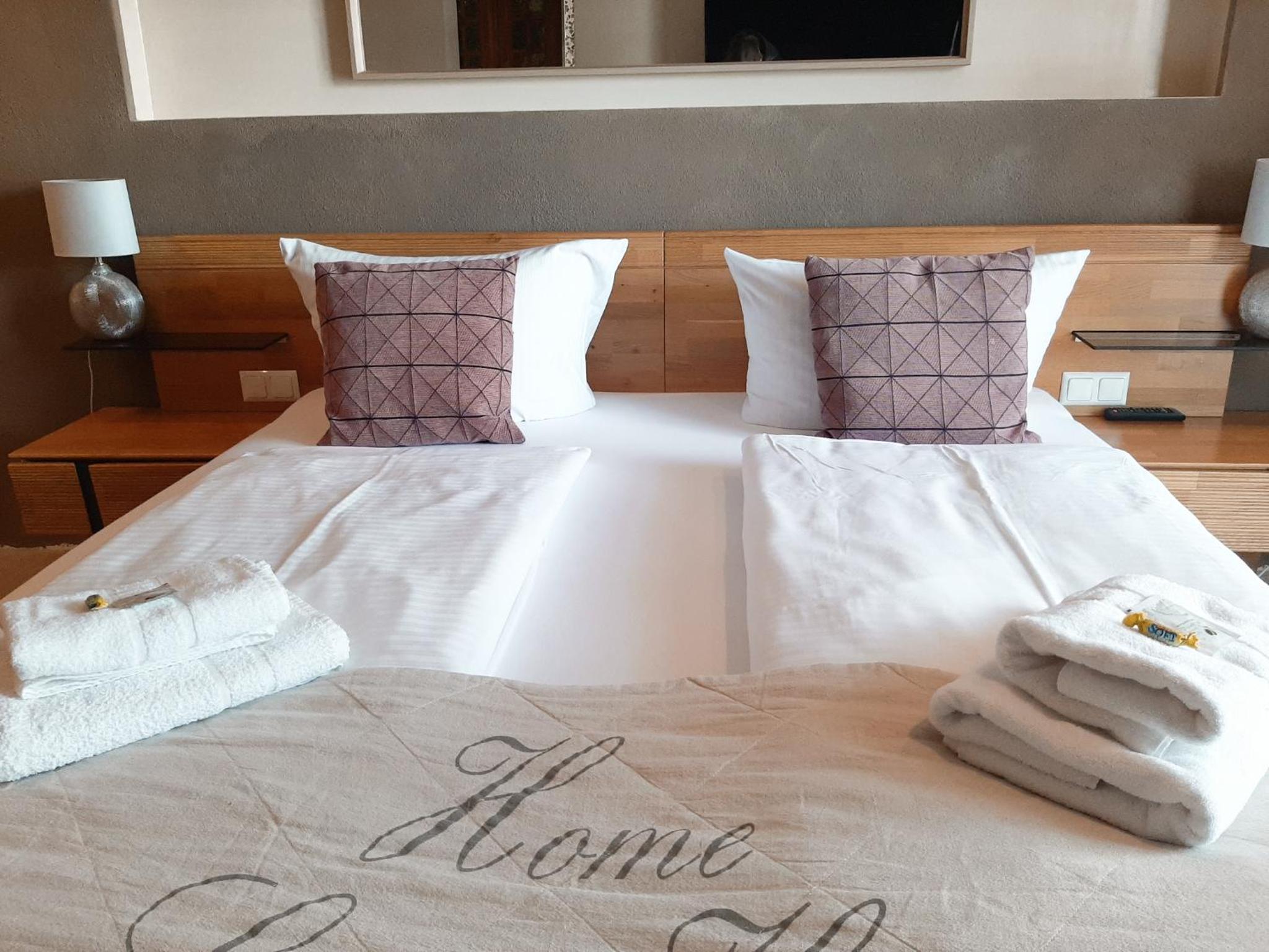 Deluxe Double Room with Balcony - Photo 6