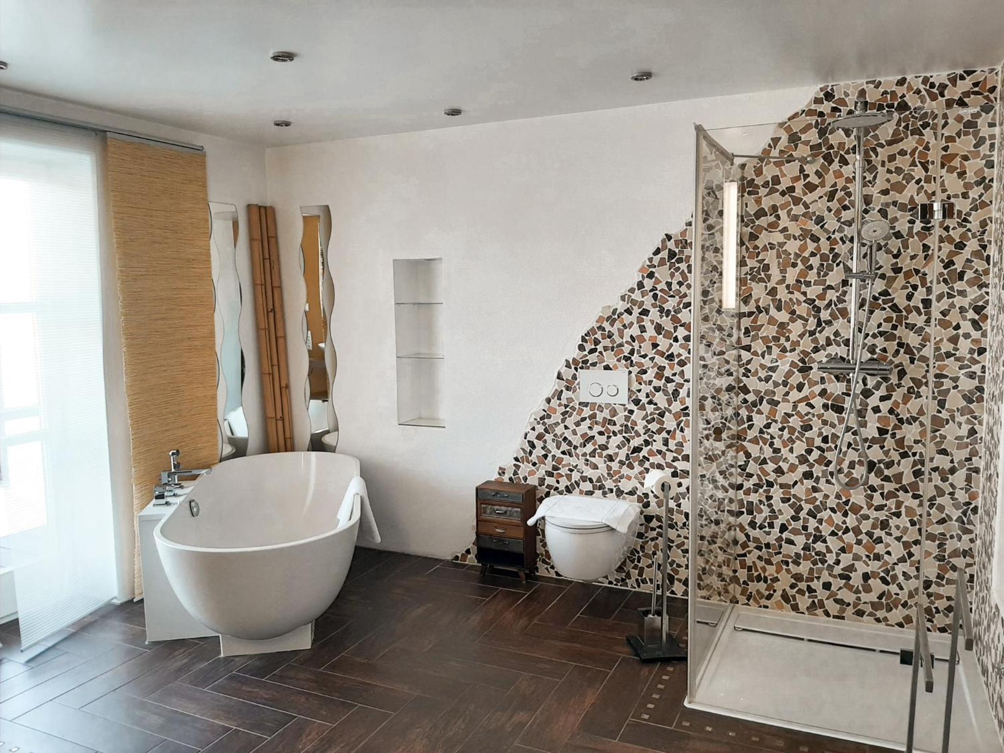 Deluxe Double Room with Balcony - Photo 4