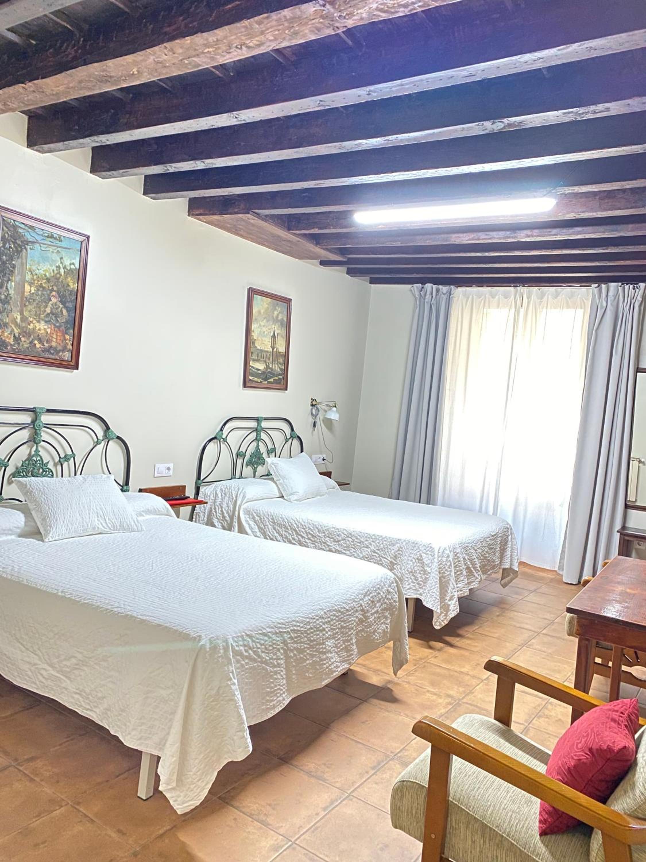 Large Double Room - Photo 4