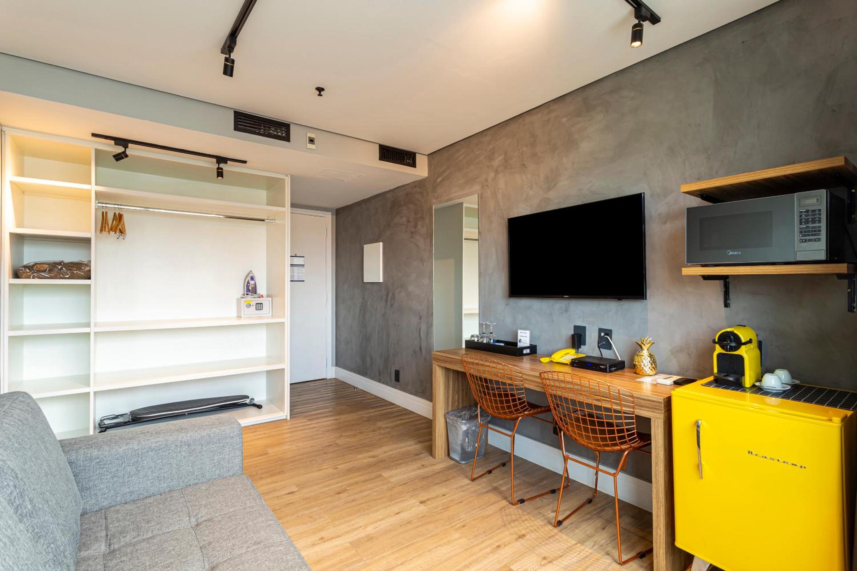 One-Bedroom Apartment - Photo 2