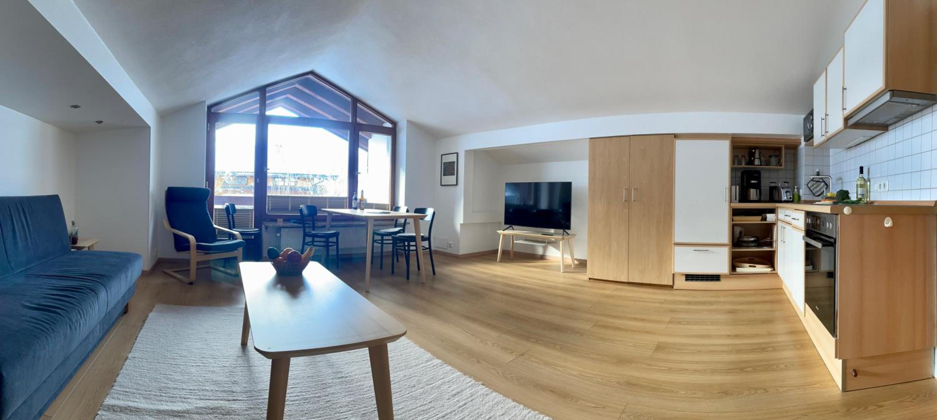 One-Bedroom Apartment with Balcony and Mountain View   photo 2