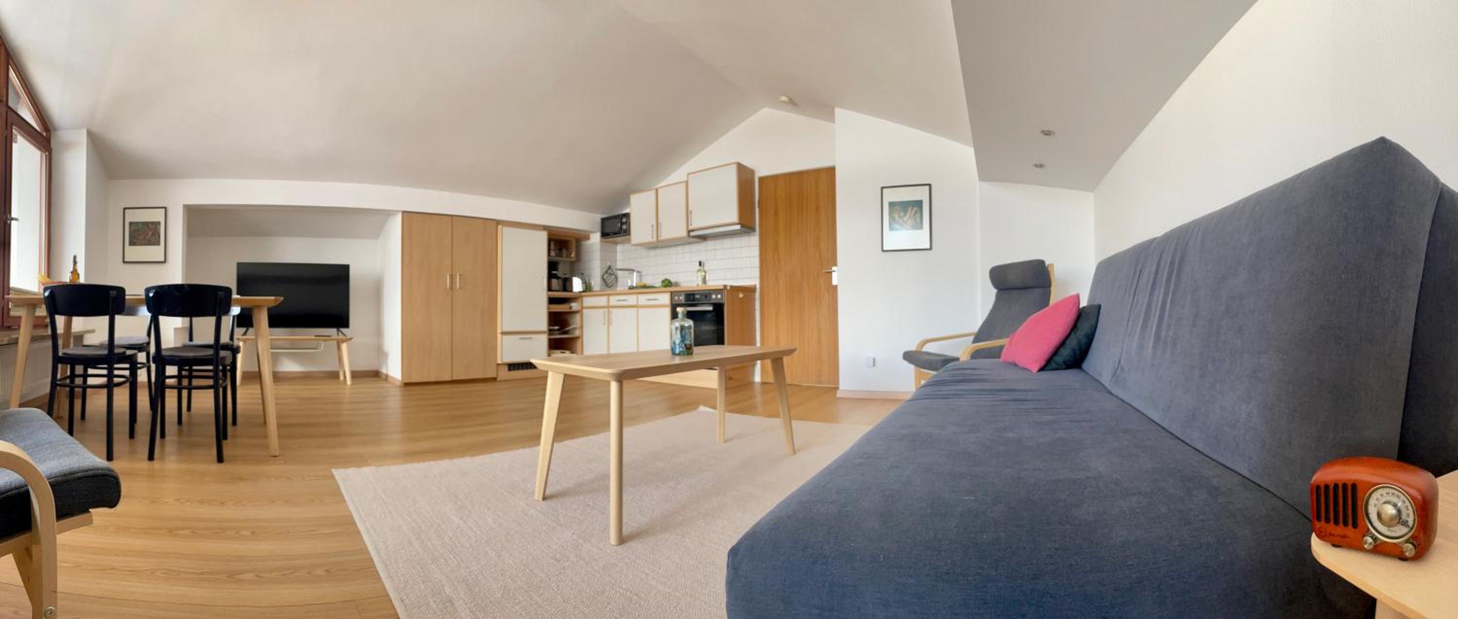 One-Bedroom Apartment with Balcony and Mountain View   photo 1